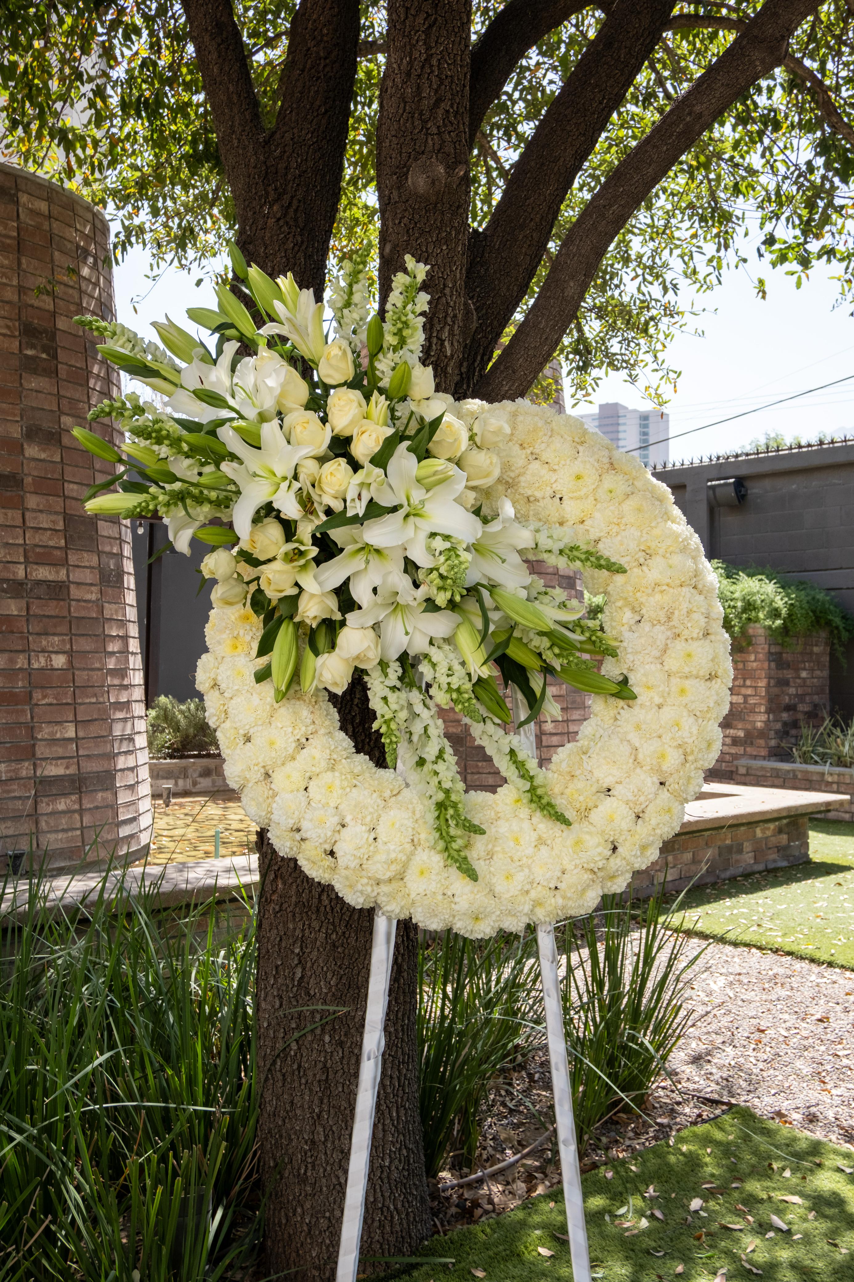 Sentimiento, corona cubierta de flores