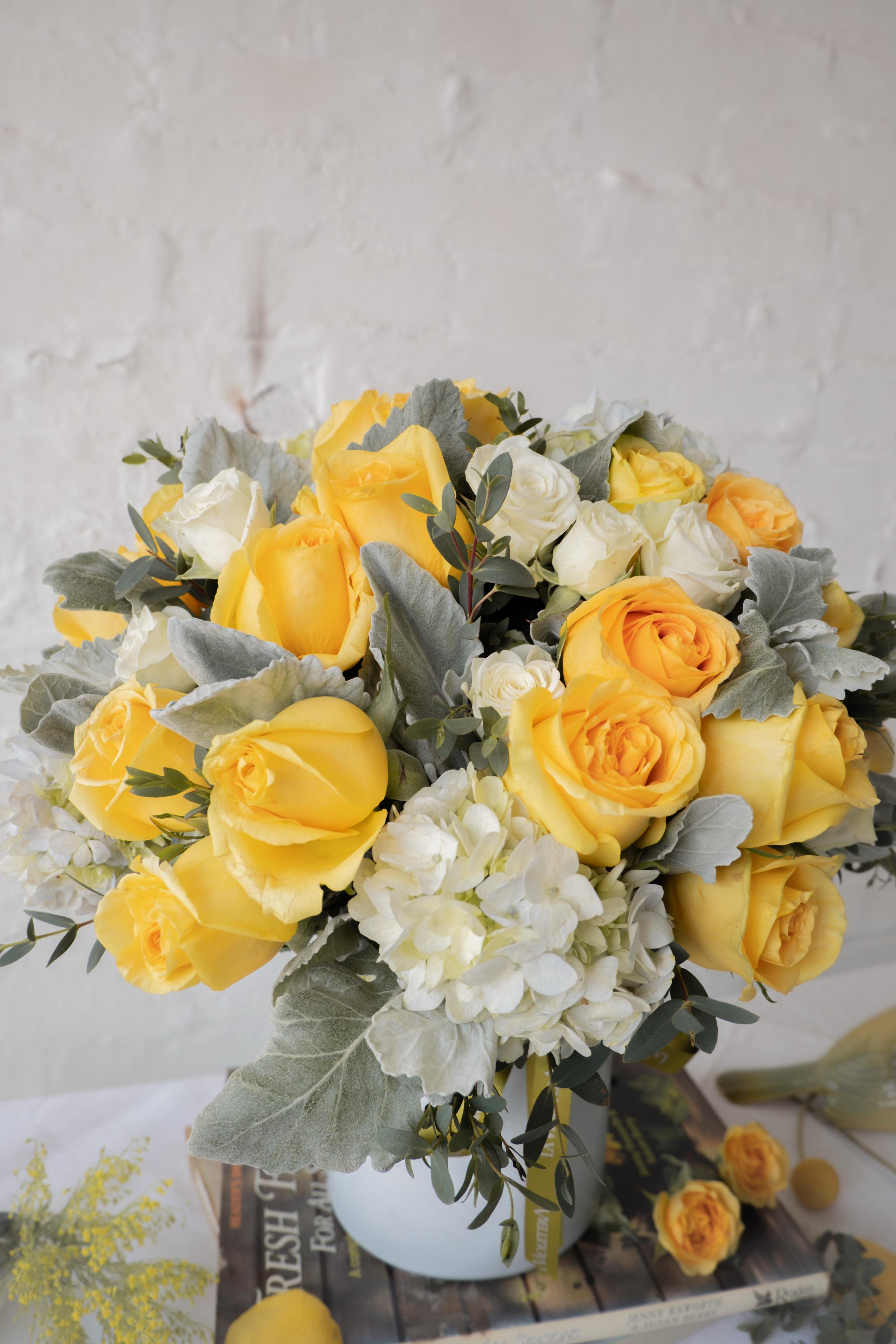 Renata, arreglo de rosas y flores de temporada en amarillo