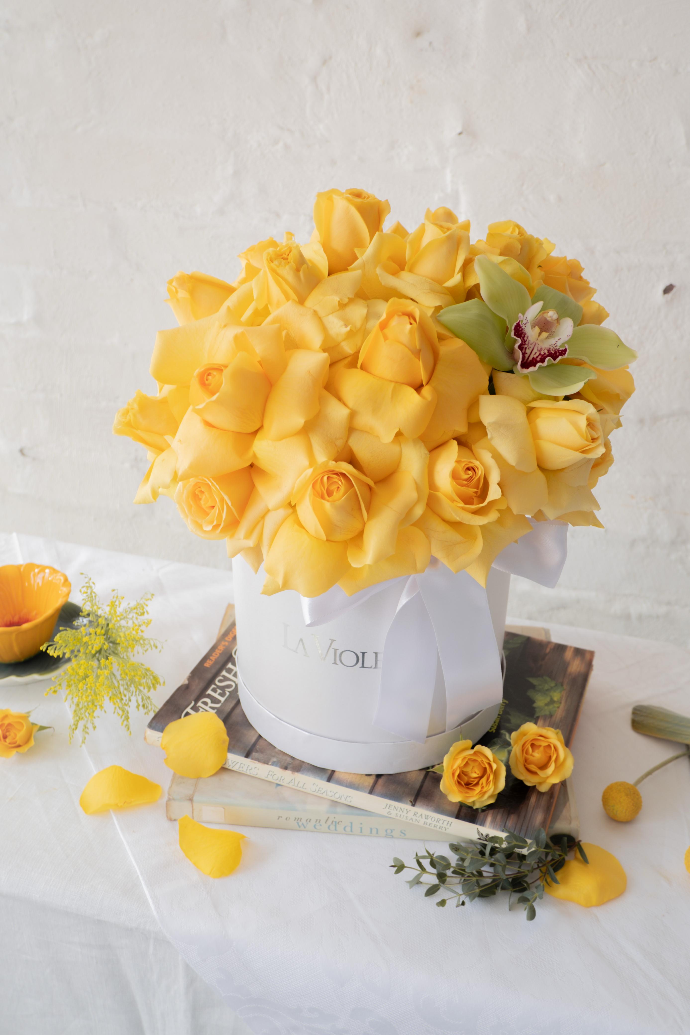 Abril, rosas amarillas con orquídea.