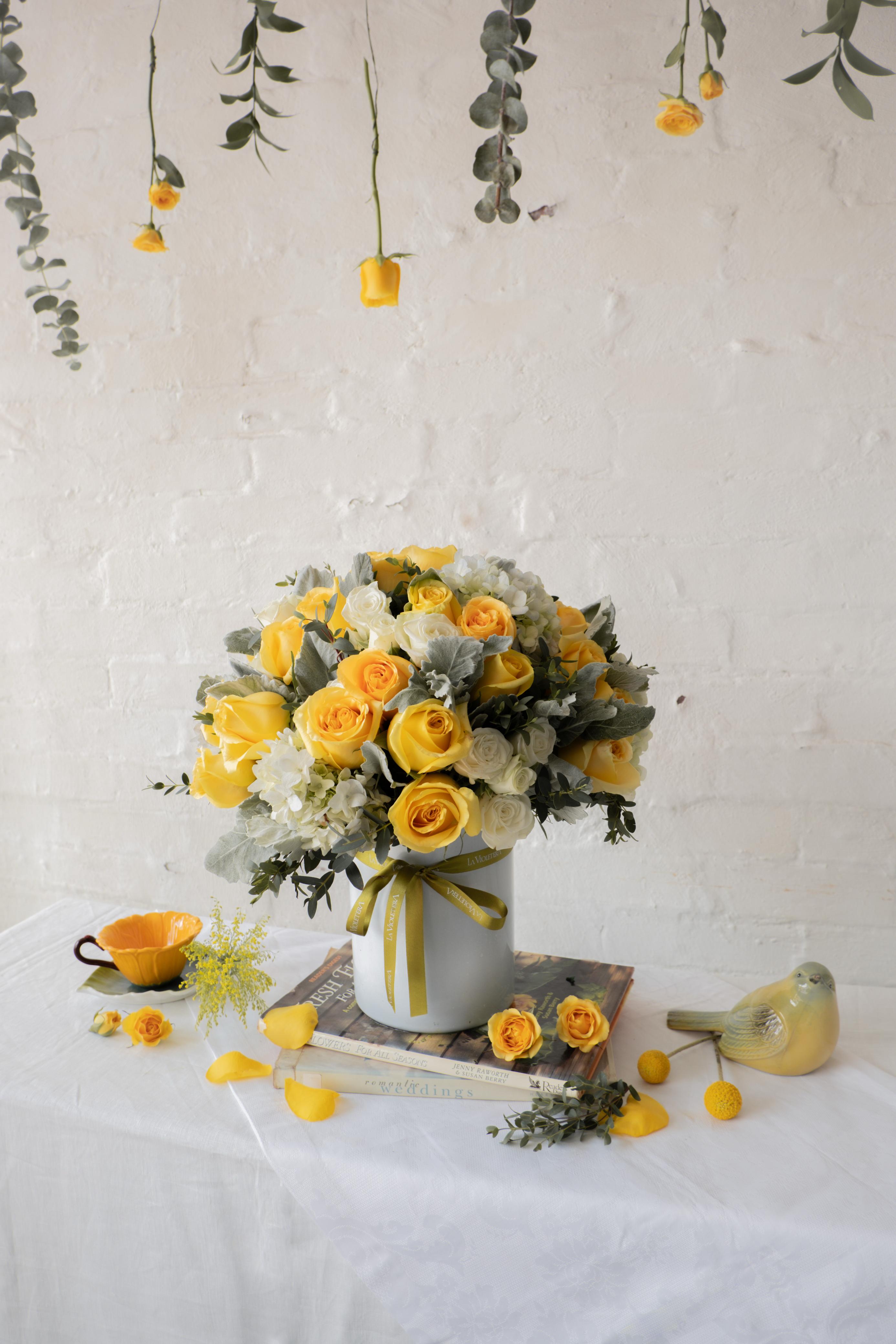 Renata, arreglo de rosas y flores de temporada en amarillo