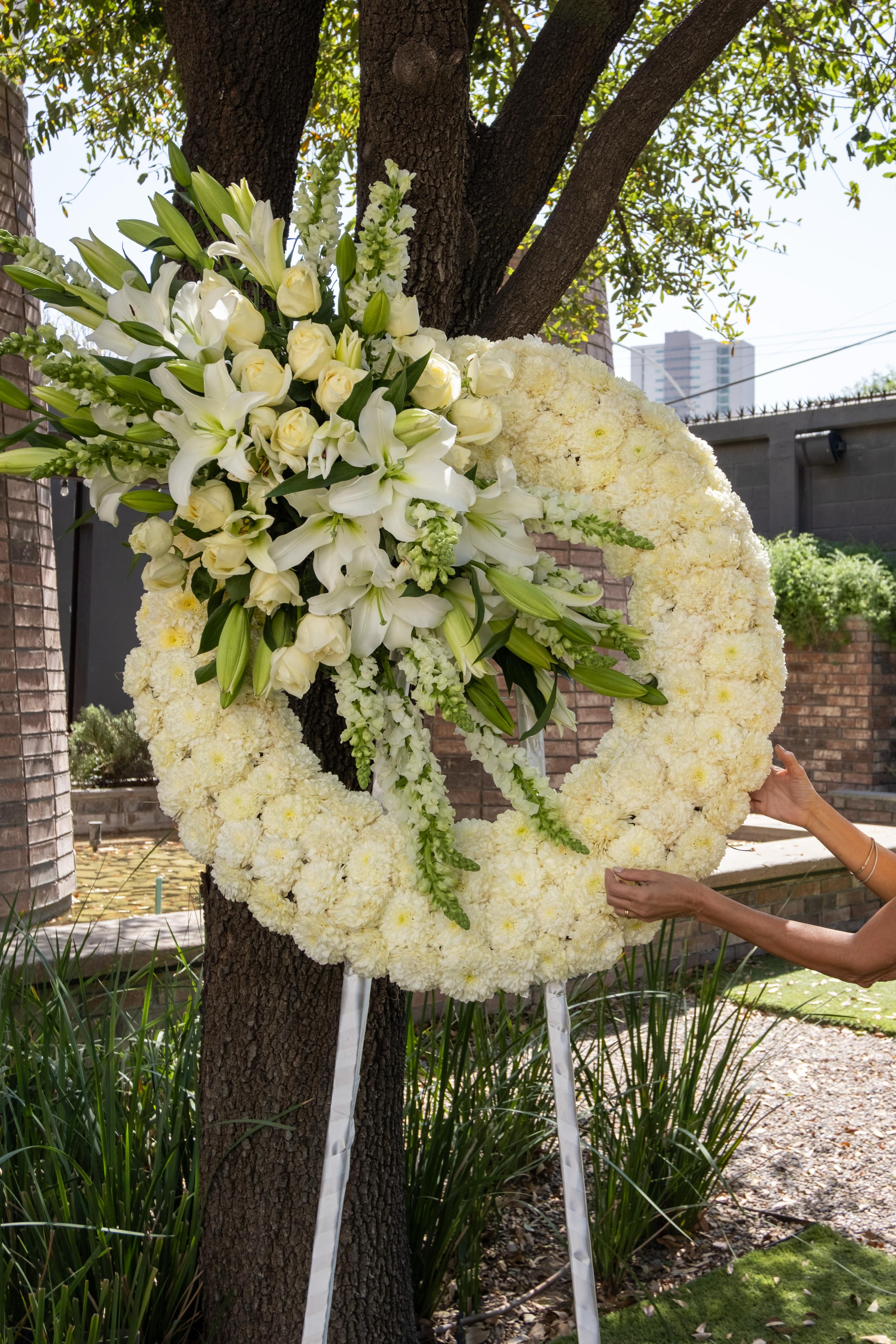 Sentimiento, corona cubierta de flores