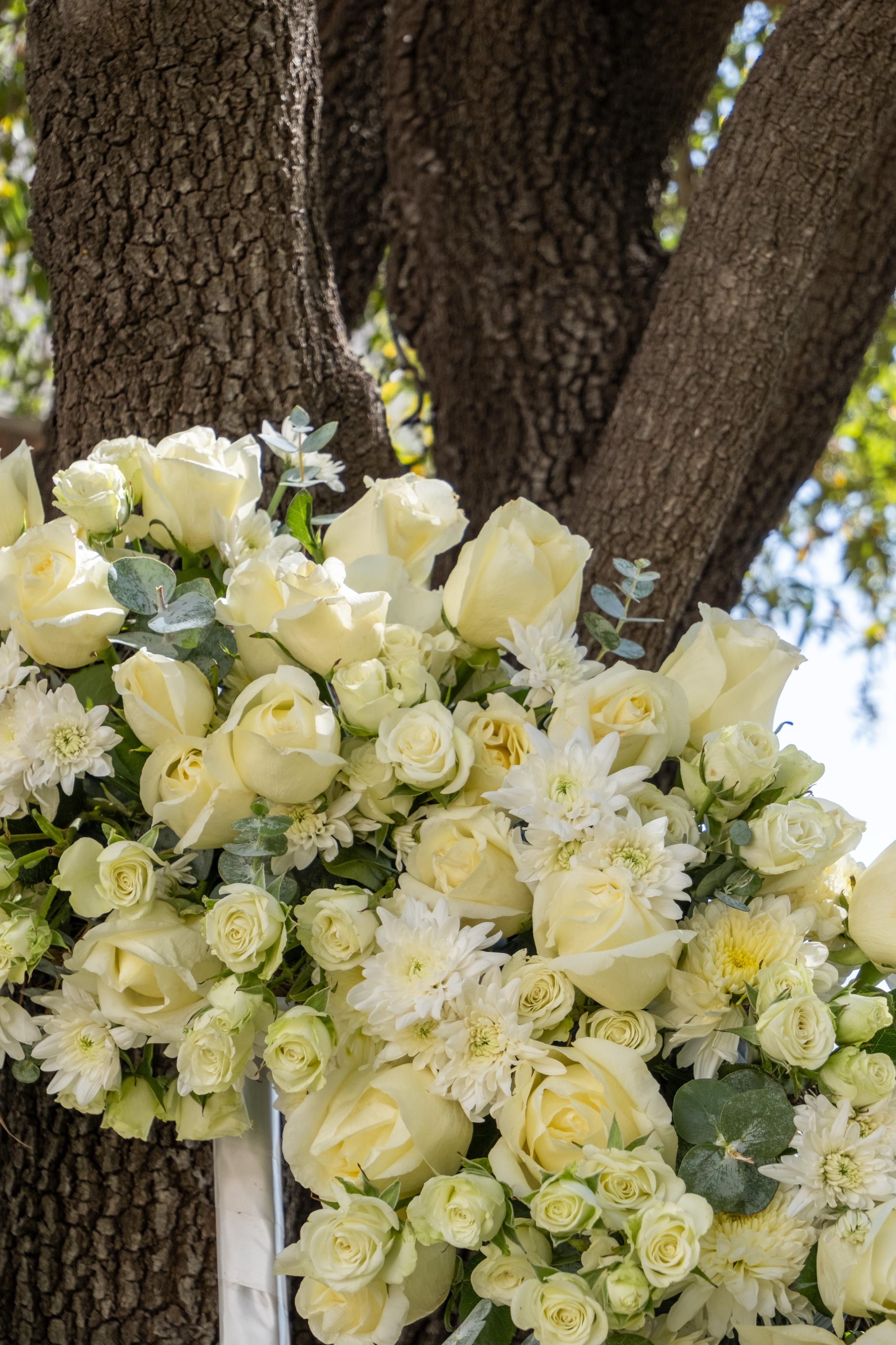Consuelo, corona con rosas y variedad de flores naturales