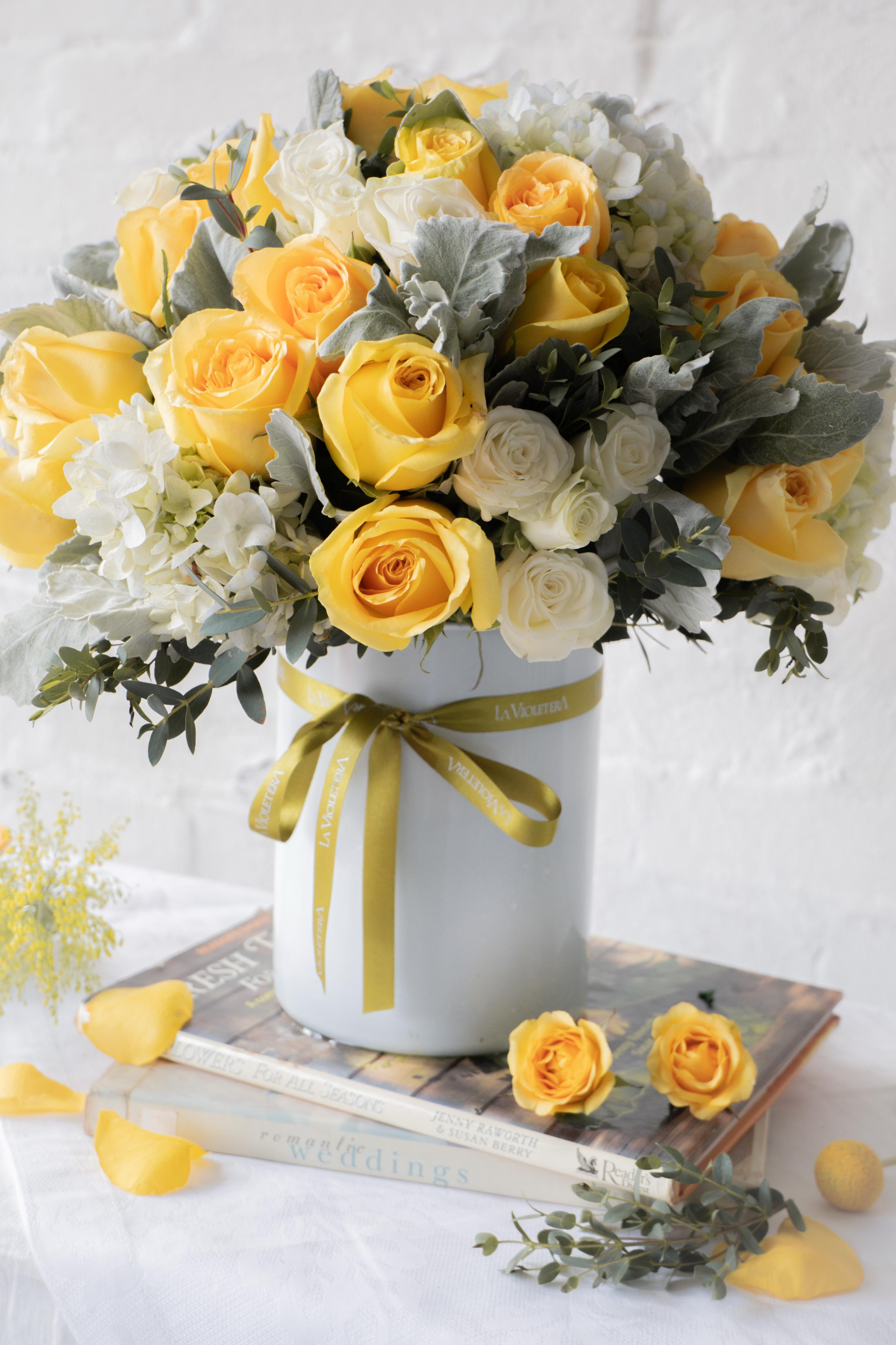 Renata, arreglo de rosas y flores de temporada en amarillo
