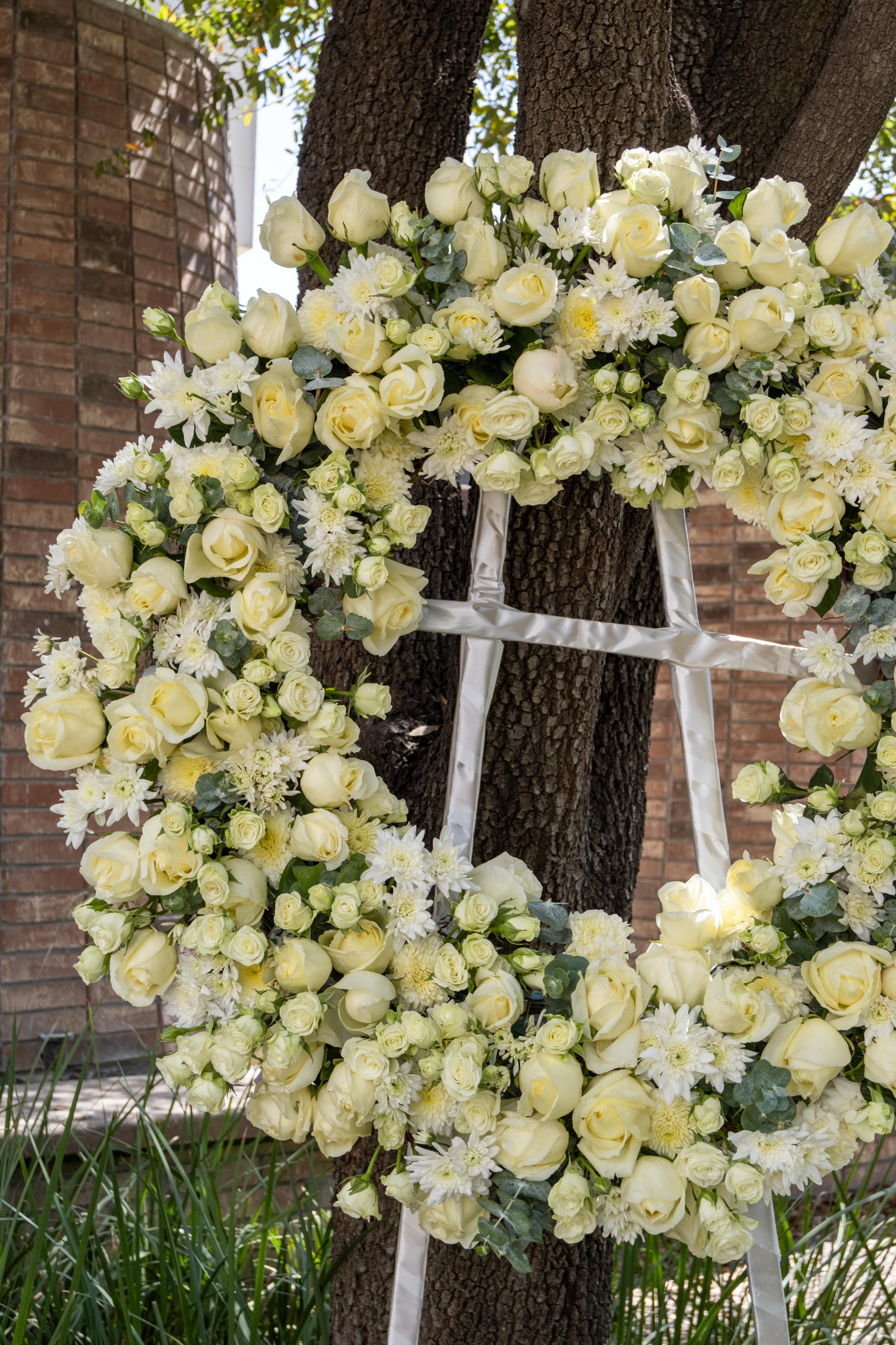 Consuelo, corona con rosas y variedad de flores naturales