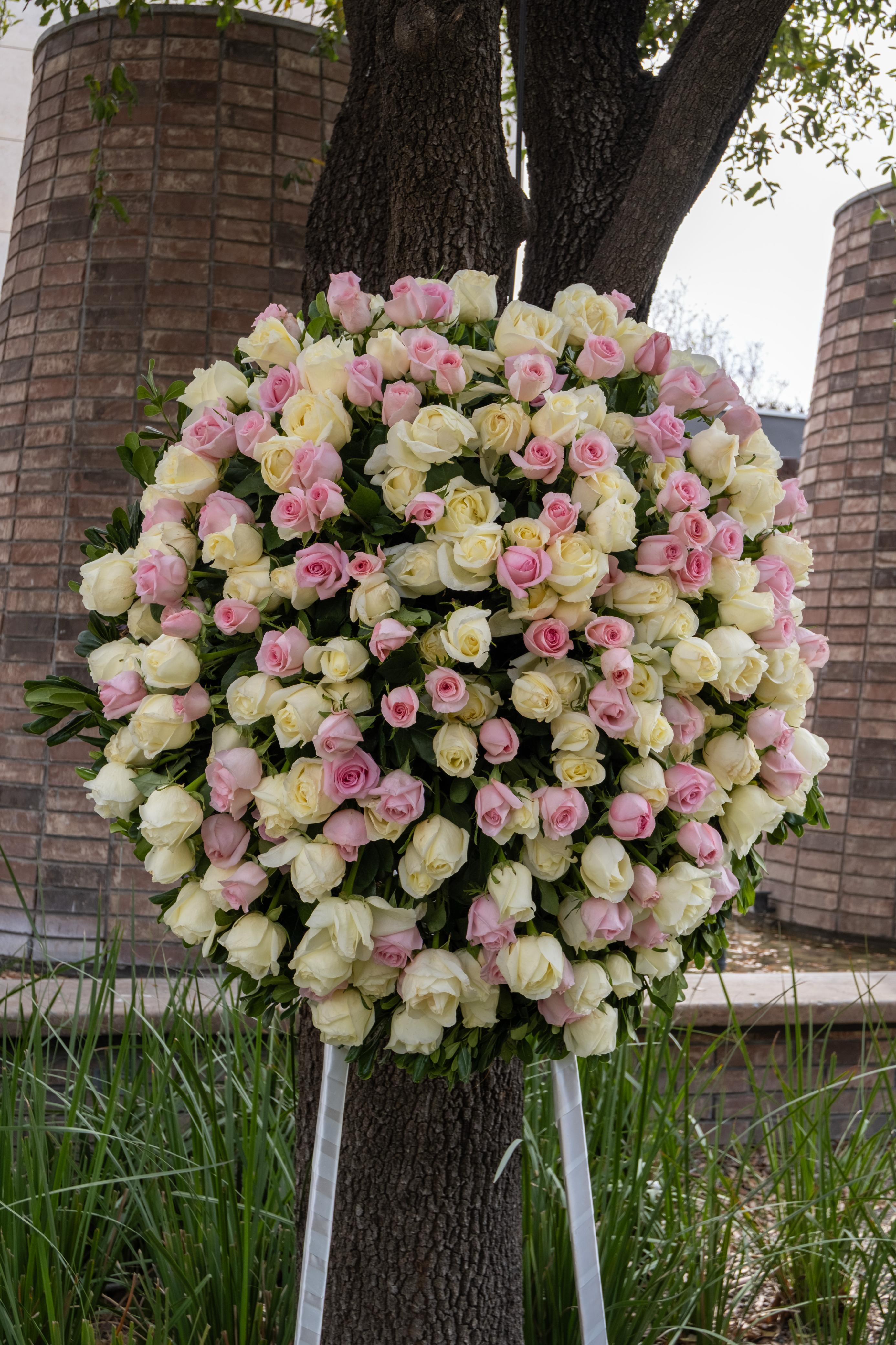 Suspiro, corona funebre en de rosas