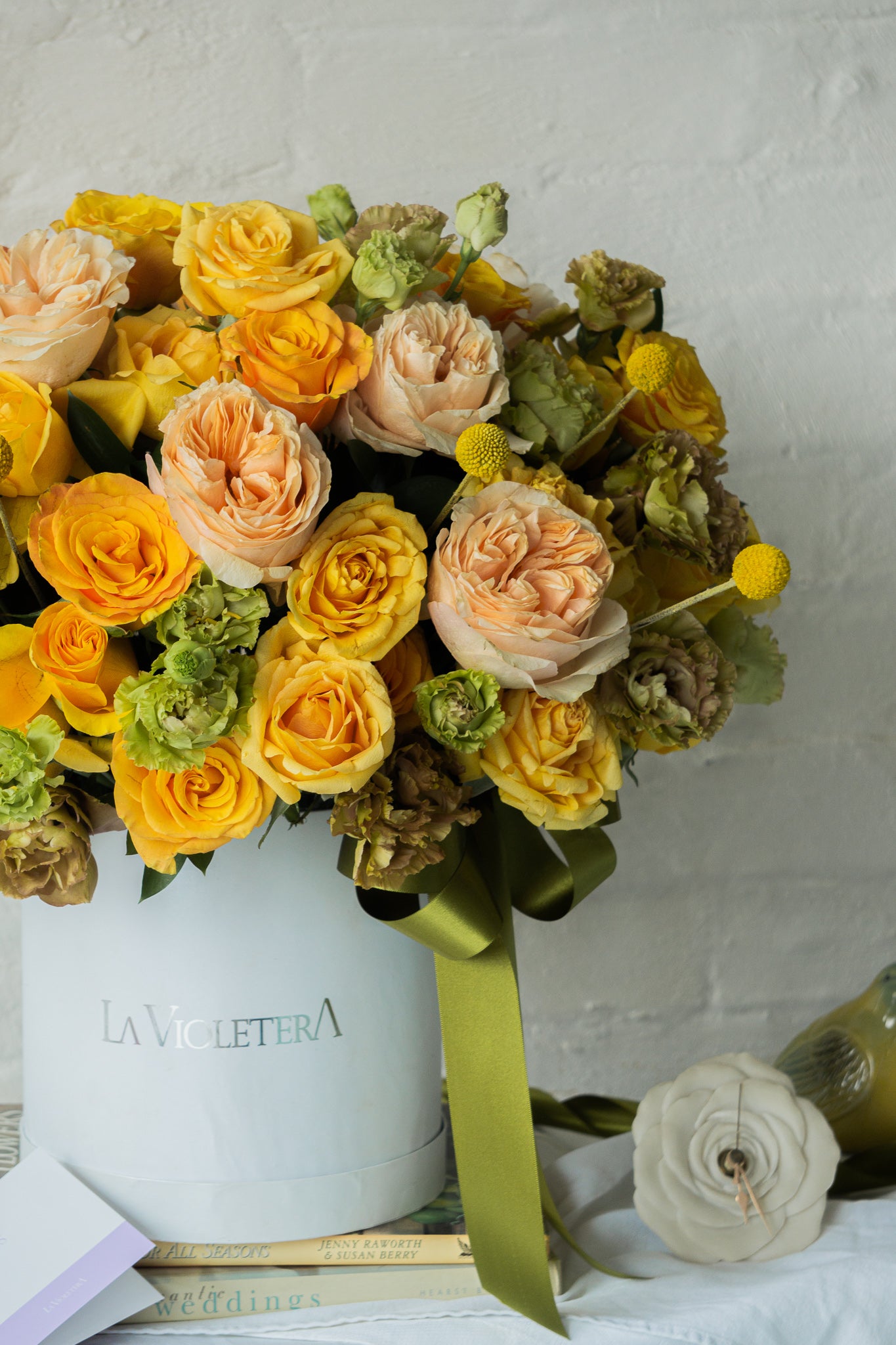 Lily, rosas inglesas , lisianthus y rosas.
