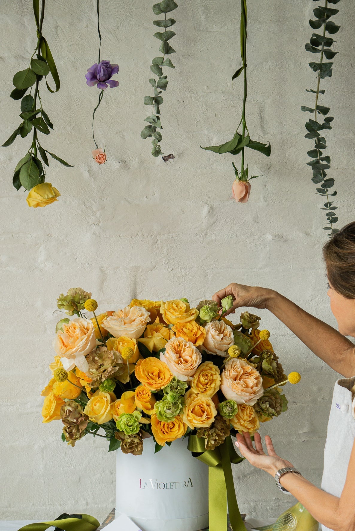 Lily, rosas inglesas , lisianthus y rosas.