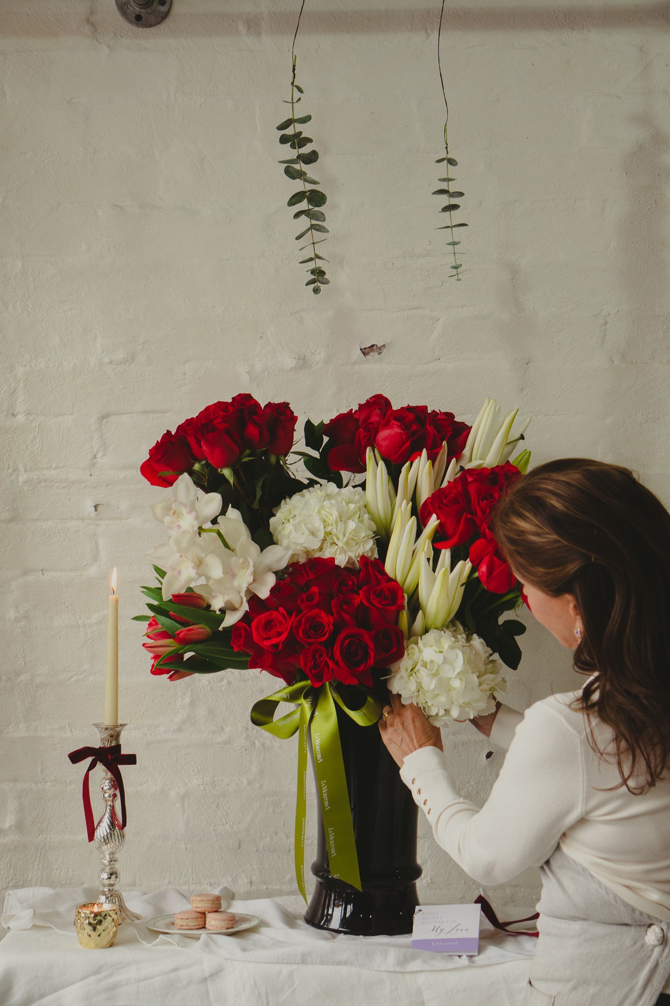 Frida, ramo de rosas rojas con hortensias y orquídeas y tulipanes.