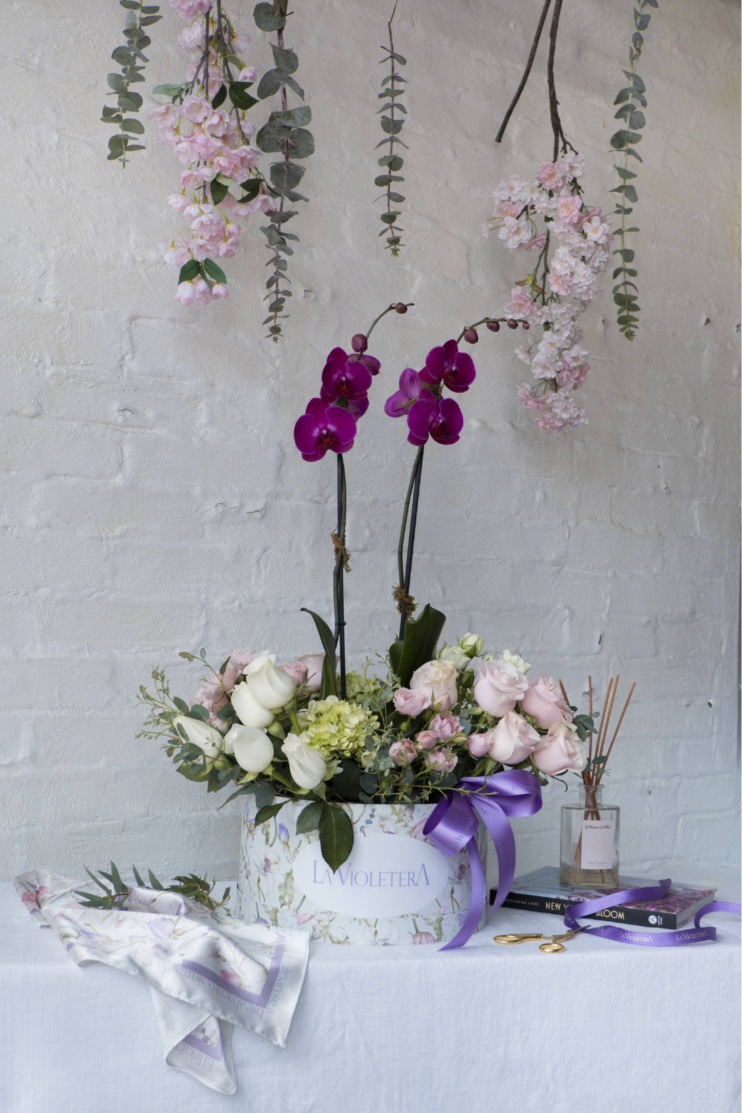 Fernanda, Orquídea con combinación de rosas y mini rosas