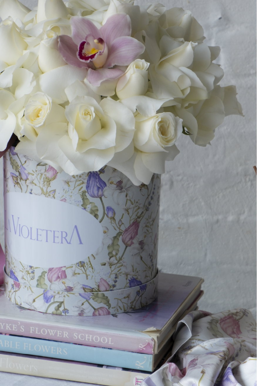 Miranda, Diseño de rosas blancas con orquídea