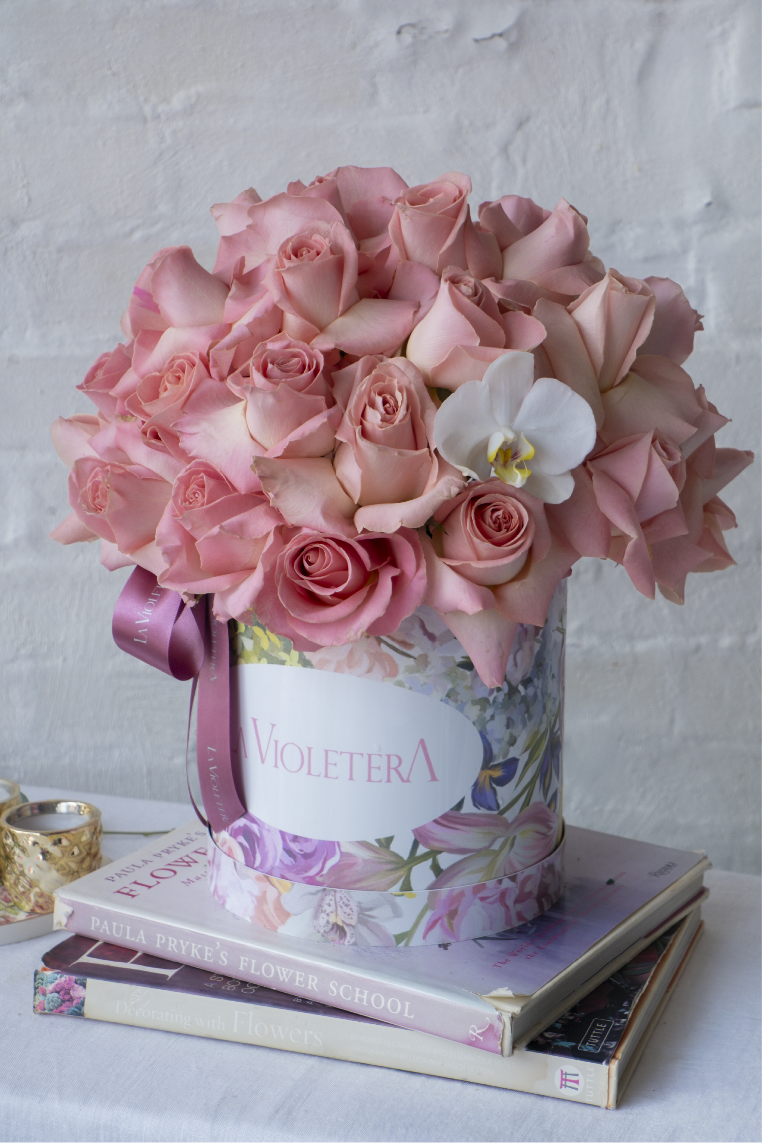 Amelia, Rosas en tonos rosados con orquídea