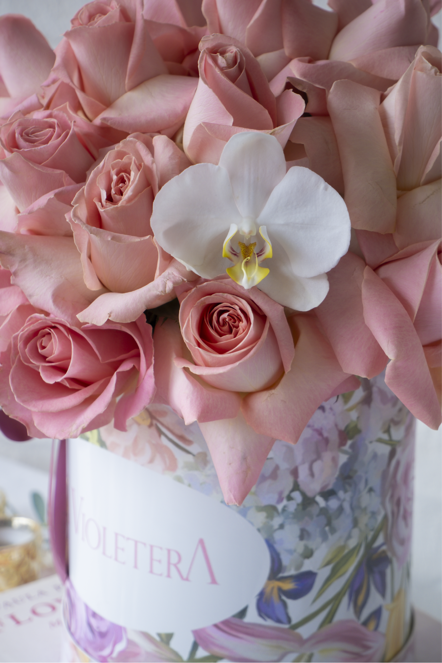 Amelia, Rosas en tonos rosados con orquídea