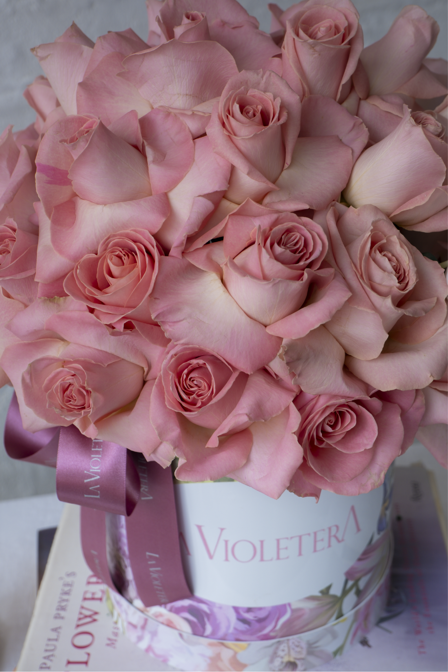 Amelia, Rosas en tonos rosados con orquídea