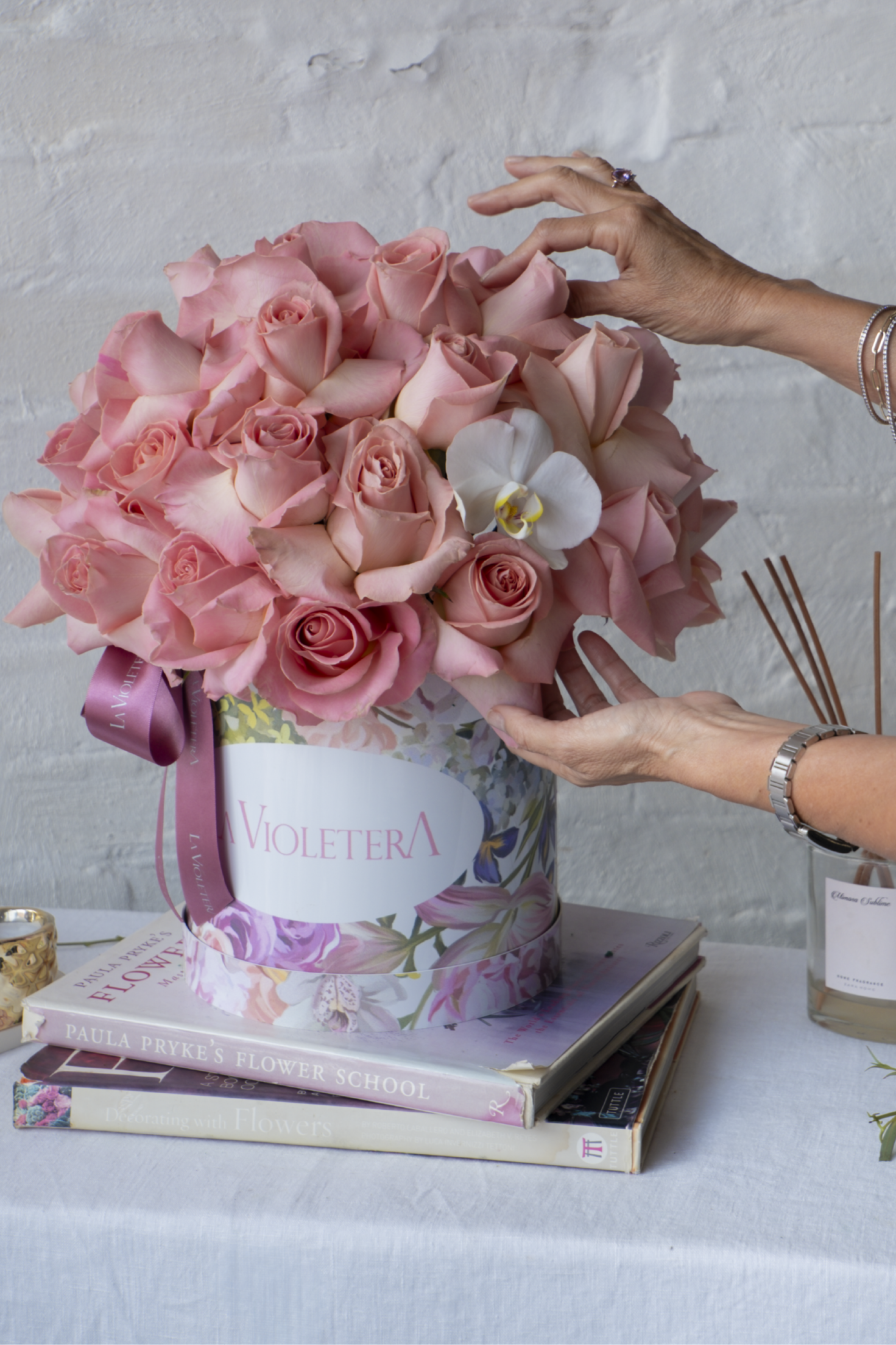 Amelia, Rosas en tonos rosados con orquídea