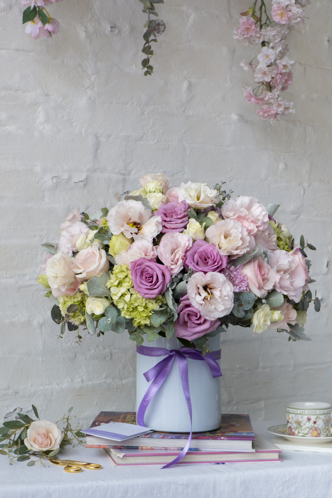 Bridget, arreglo floral con rosas , mini rosas y hortensias