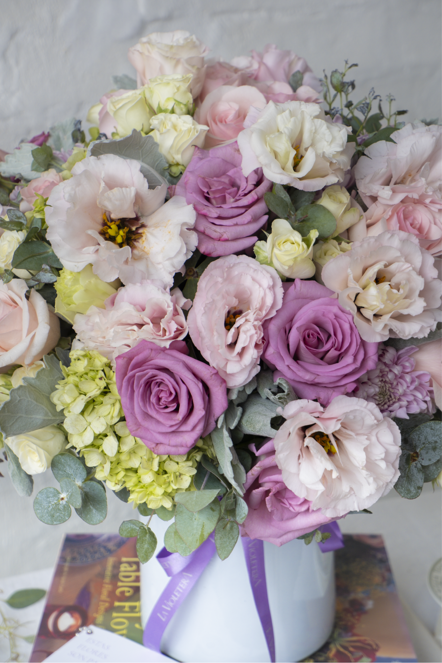 Bridget, arreglo floral con rosas , mini rosas y hortensias