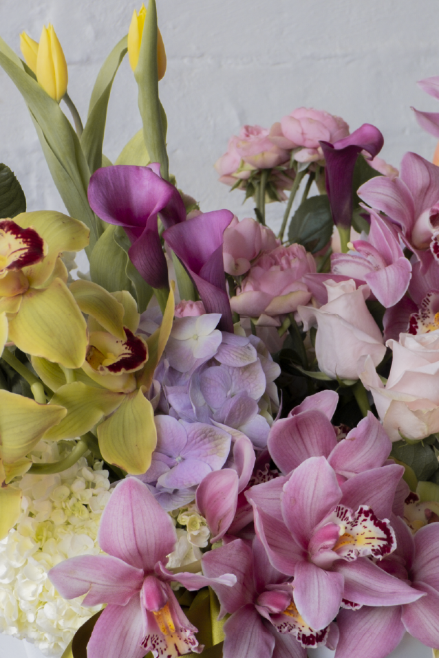 Paloma, Orquídeas, rosas, hortensias y calas en tonos suaves