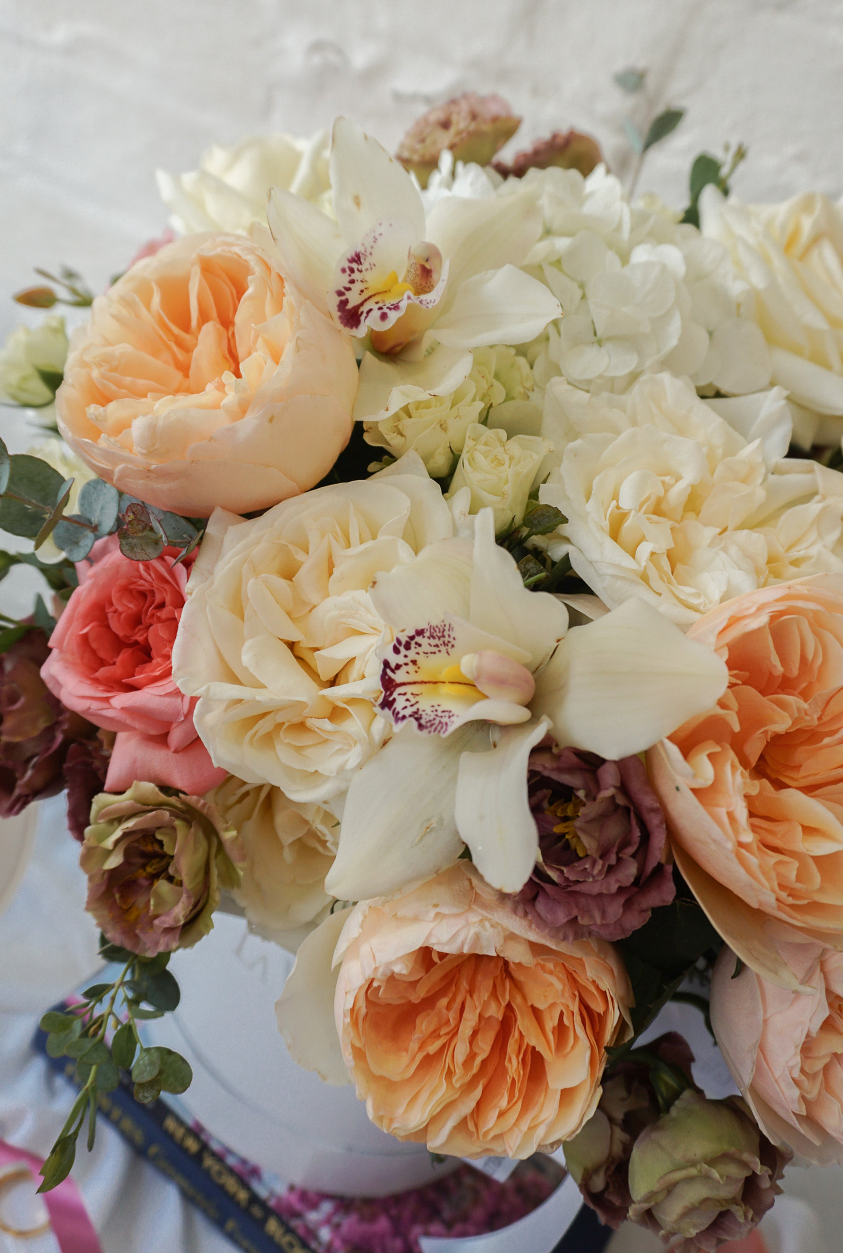 Mimí, arreglo con rosas inglesas y orquídeas .