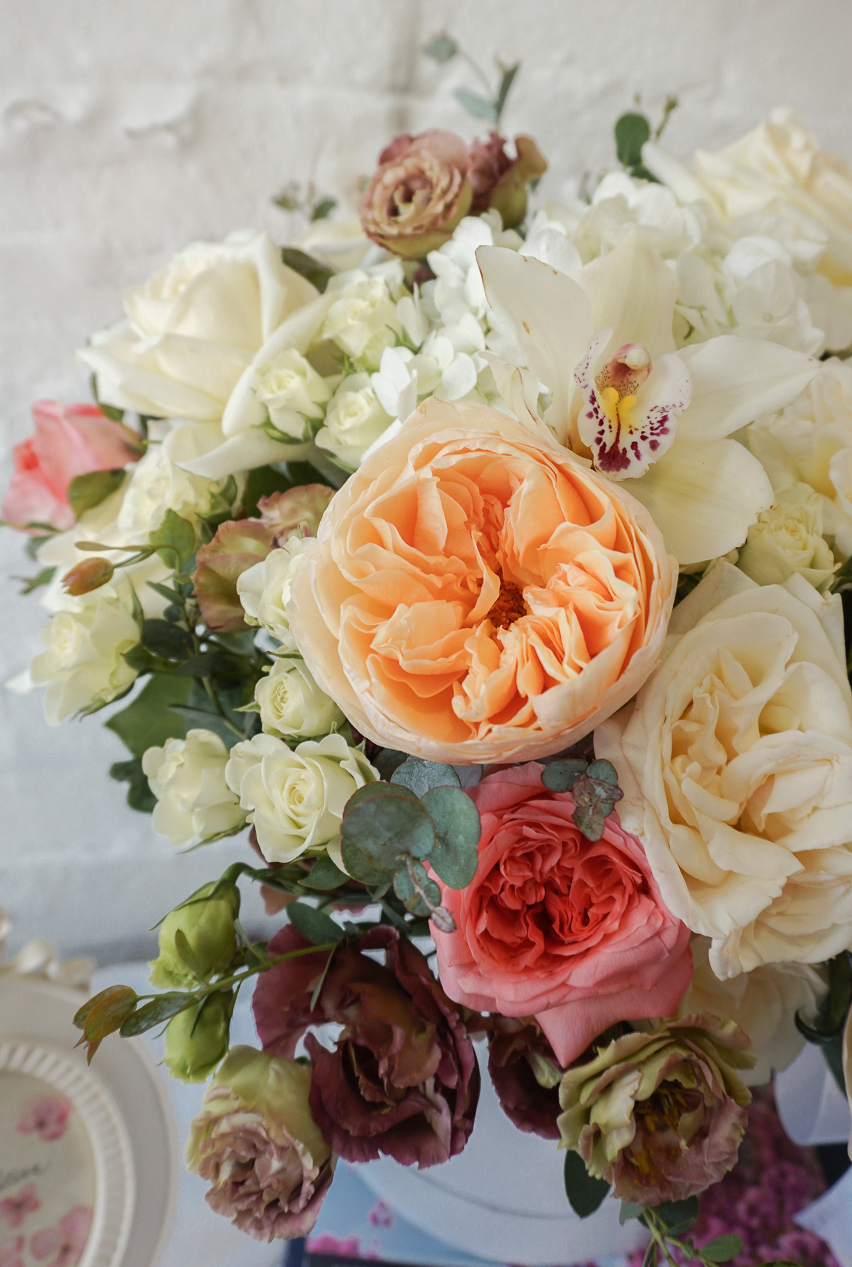 Mimí, arreglo con rosas inglesas y orquídeas .