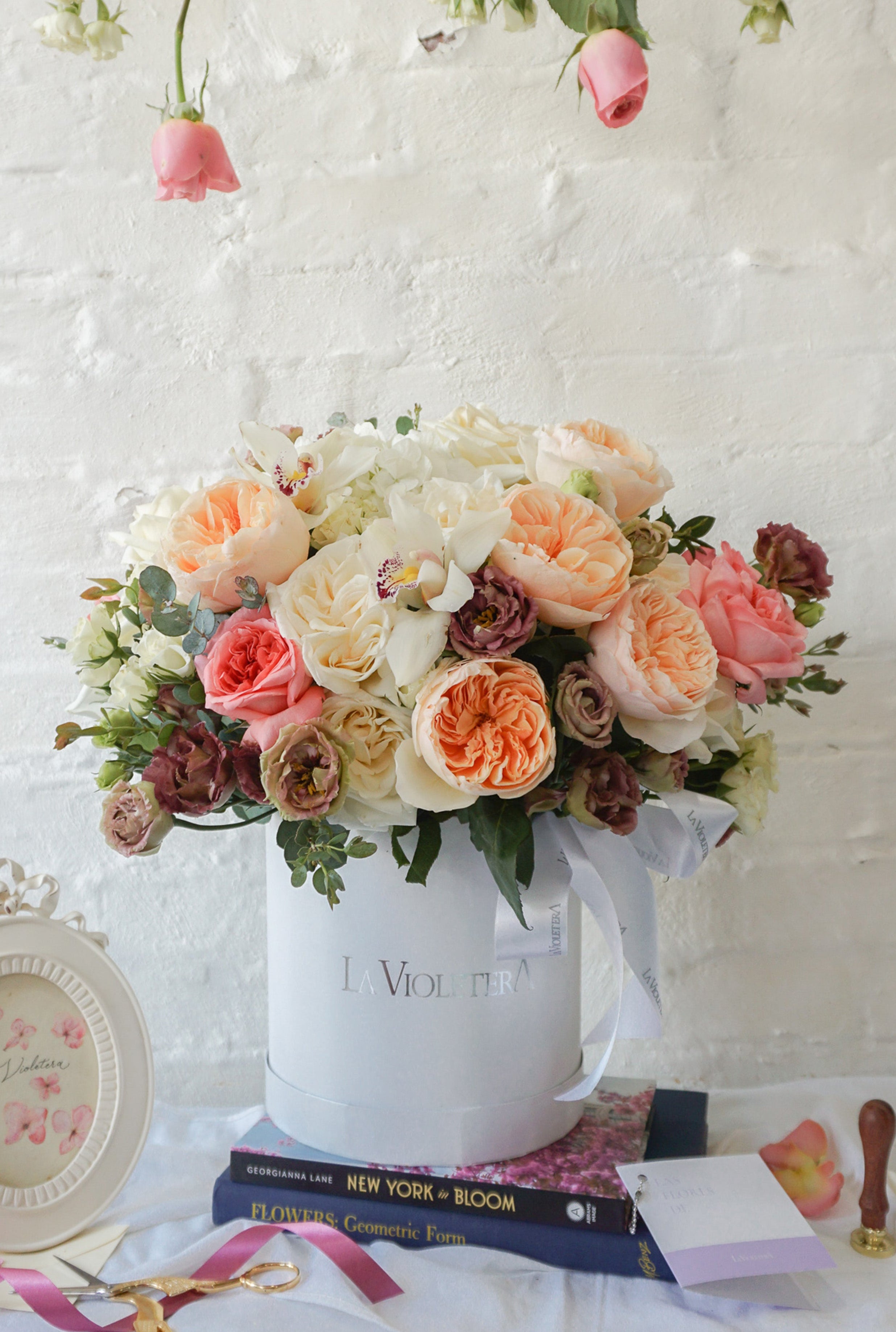 Mimí, arreglo con rosas inglesas y orquídeas .
