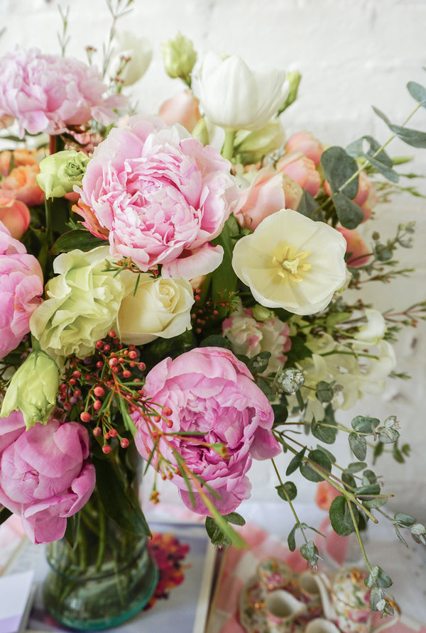 Sara, arreglo con peonías, lisianthus, rosa, orquídea, hortensia, tulipanes y rosa inglesa