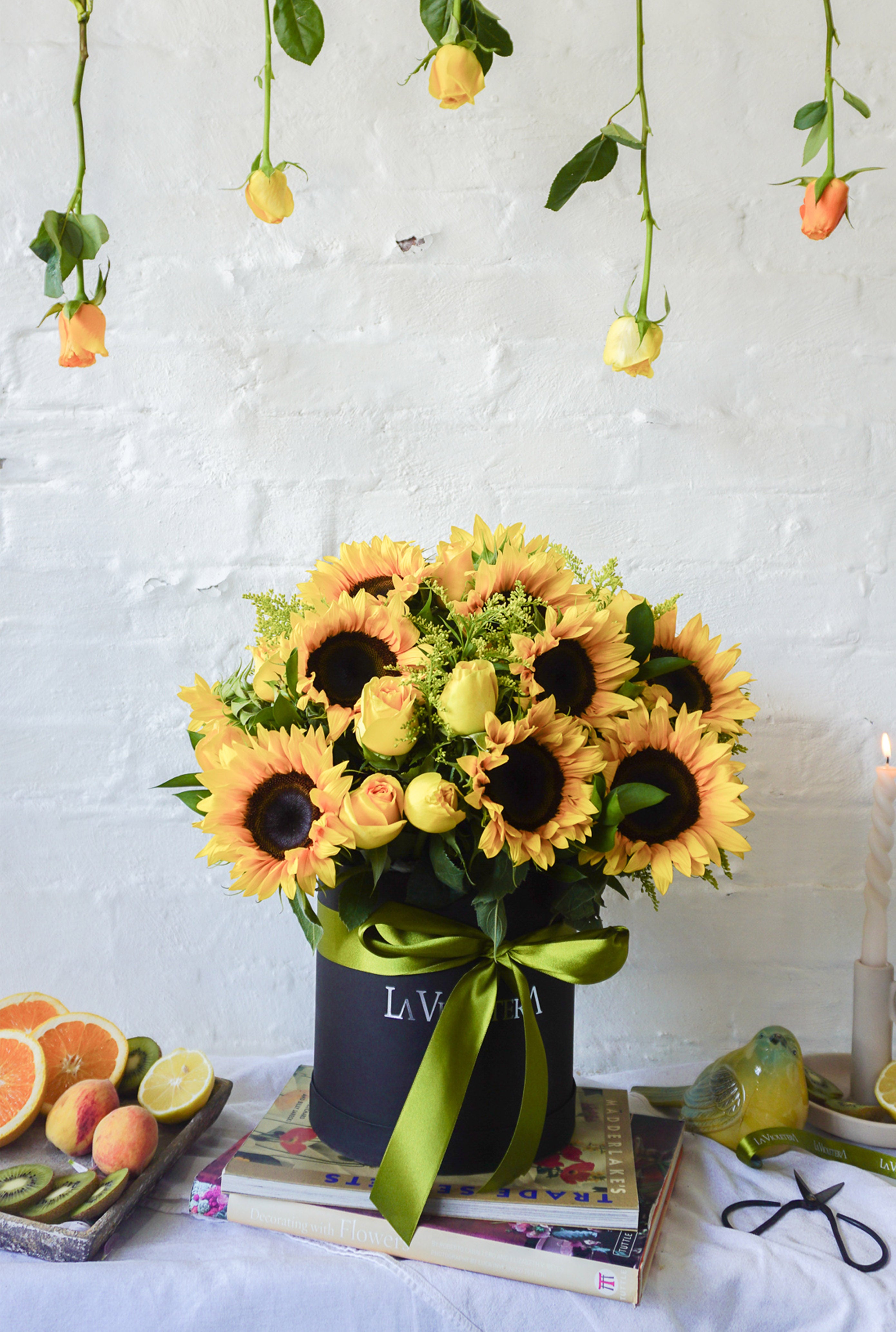 Sol, arreglo floral en caja con girasoles.