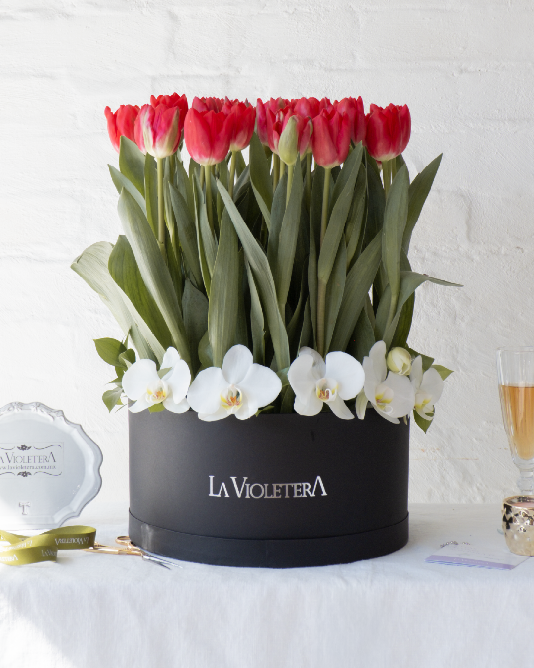Valentina, arreglo floral con 30 tulipanes y orquídeas phalenopsis.