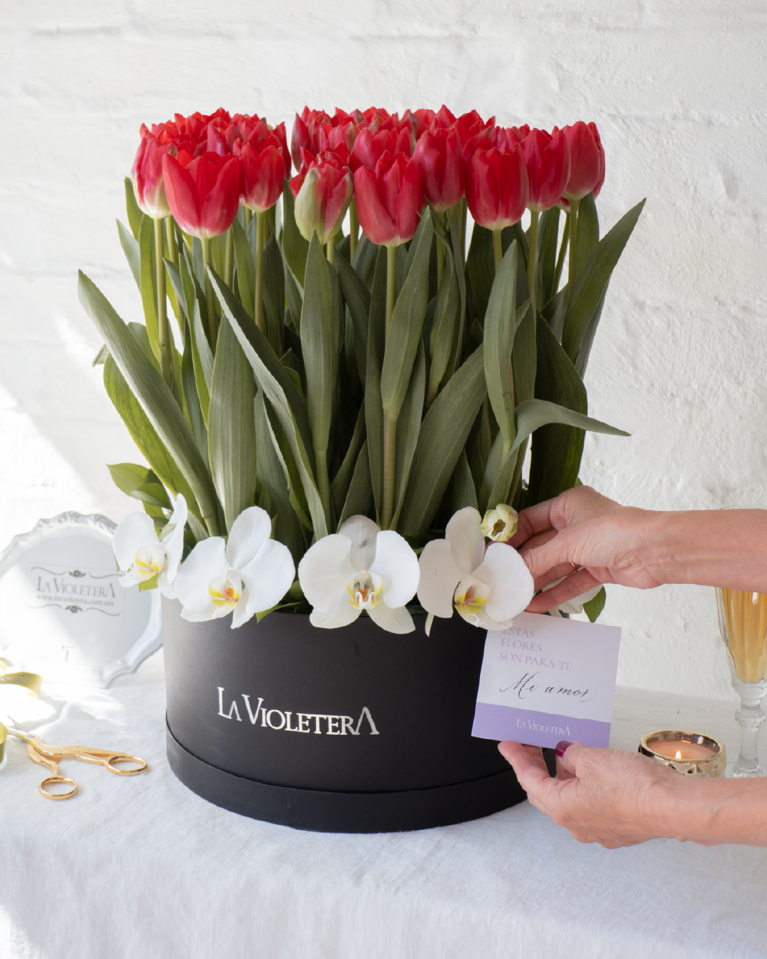 Valentina, arreglo floral con 30 tulipanes y orquídeas phalenopsis.