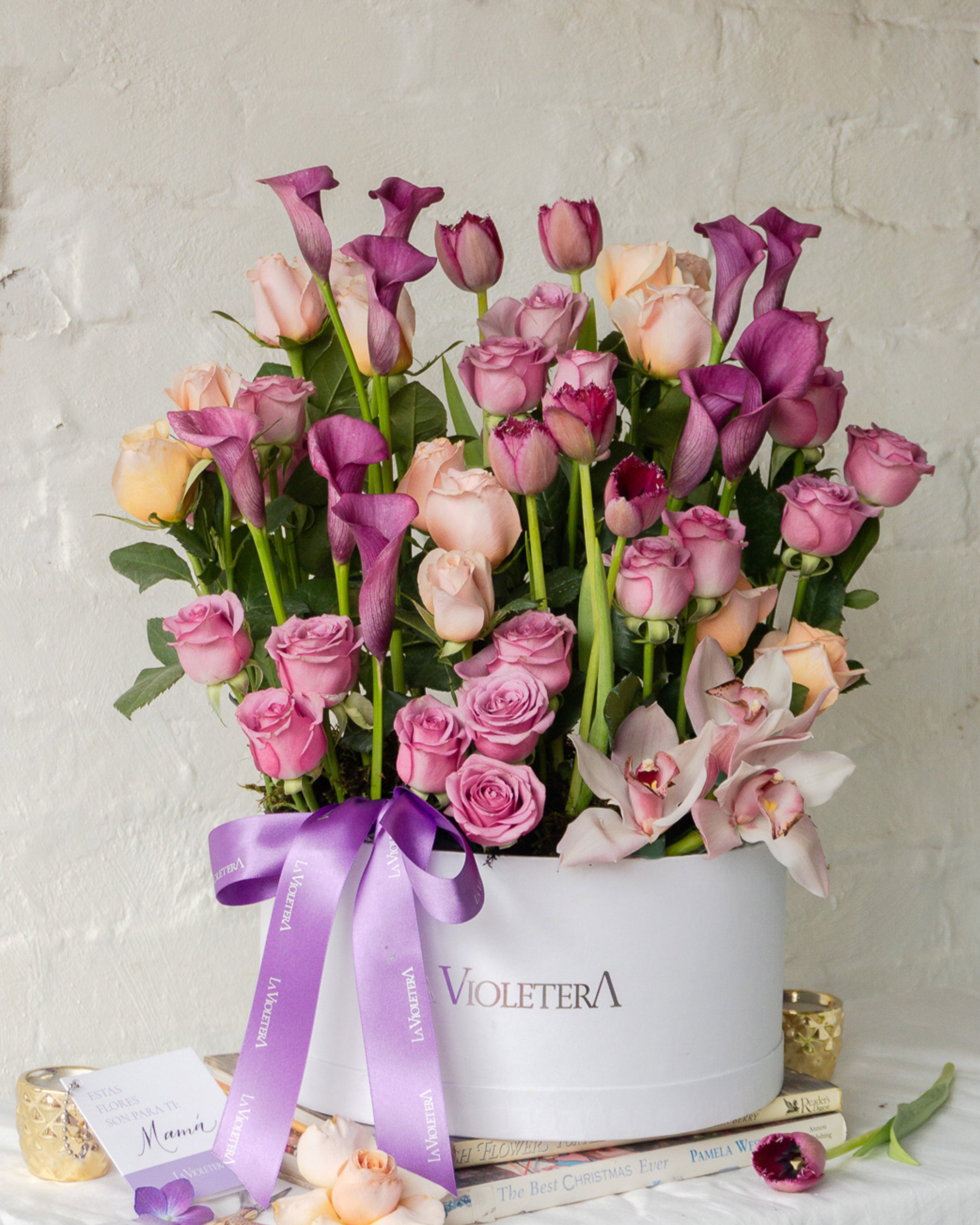 Pamela , arreglo floral con tulipanes , orquídeas , calla Lilis
