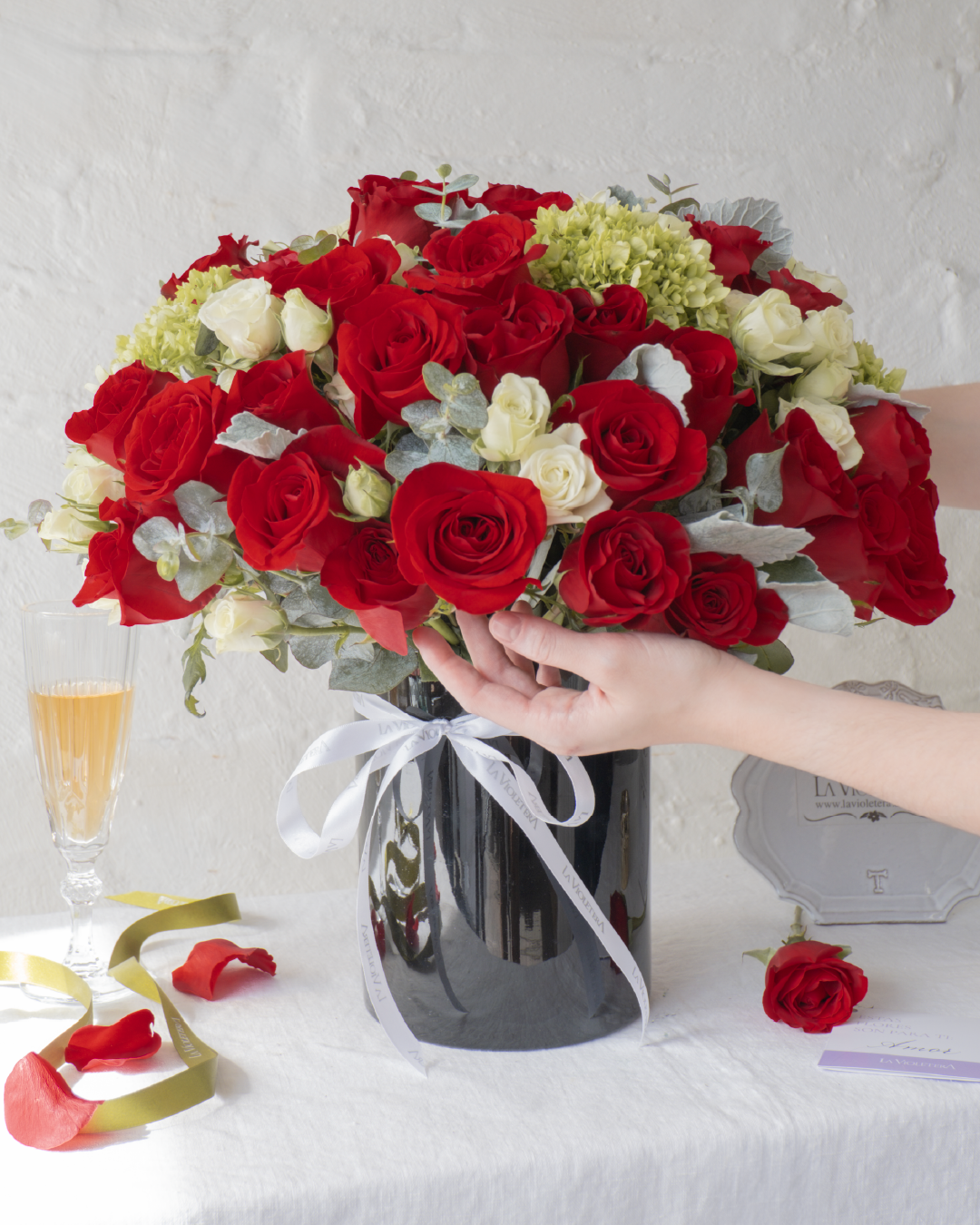 Romina, arreglo floral con rosas rojas