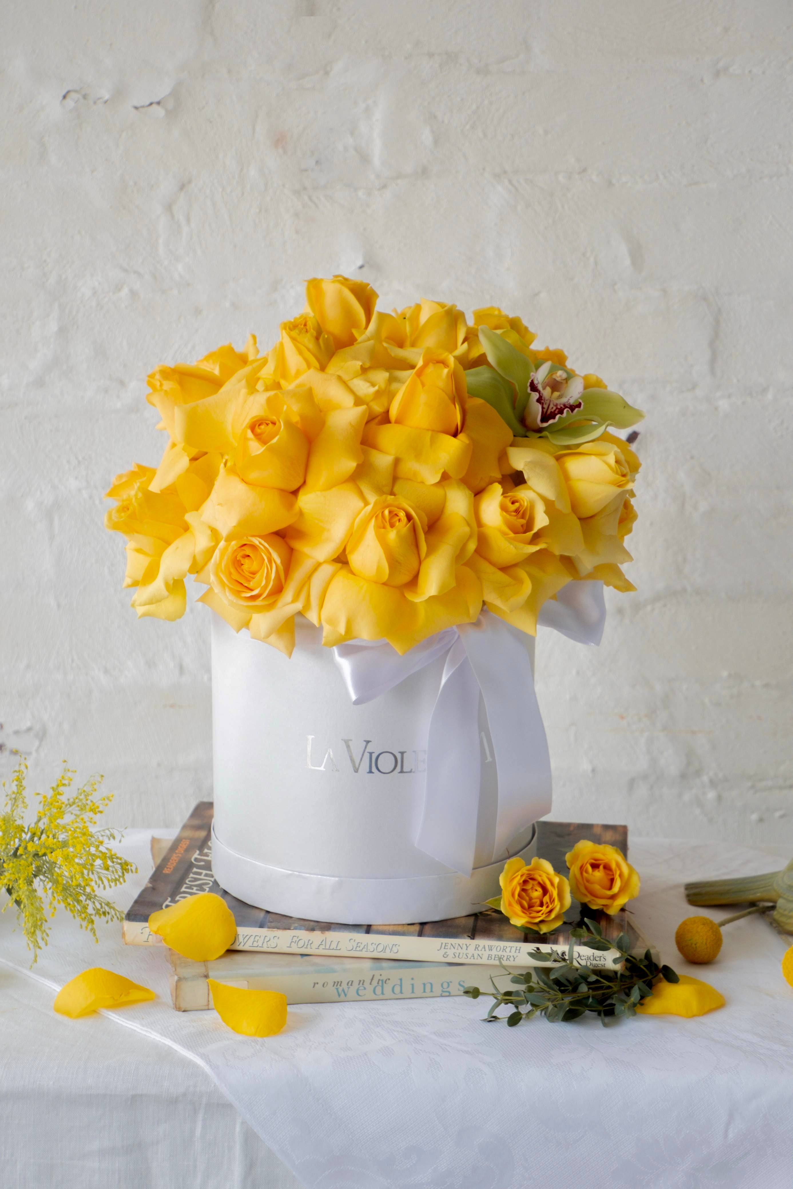Abril, rosas amarillas con orquídea.
