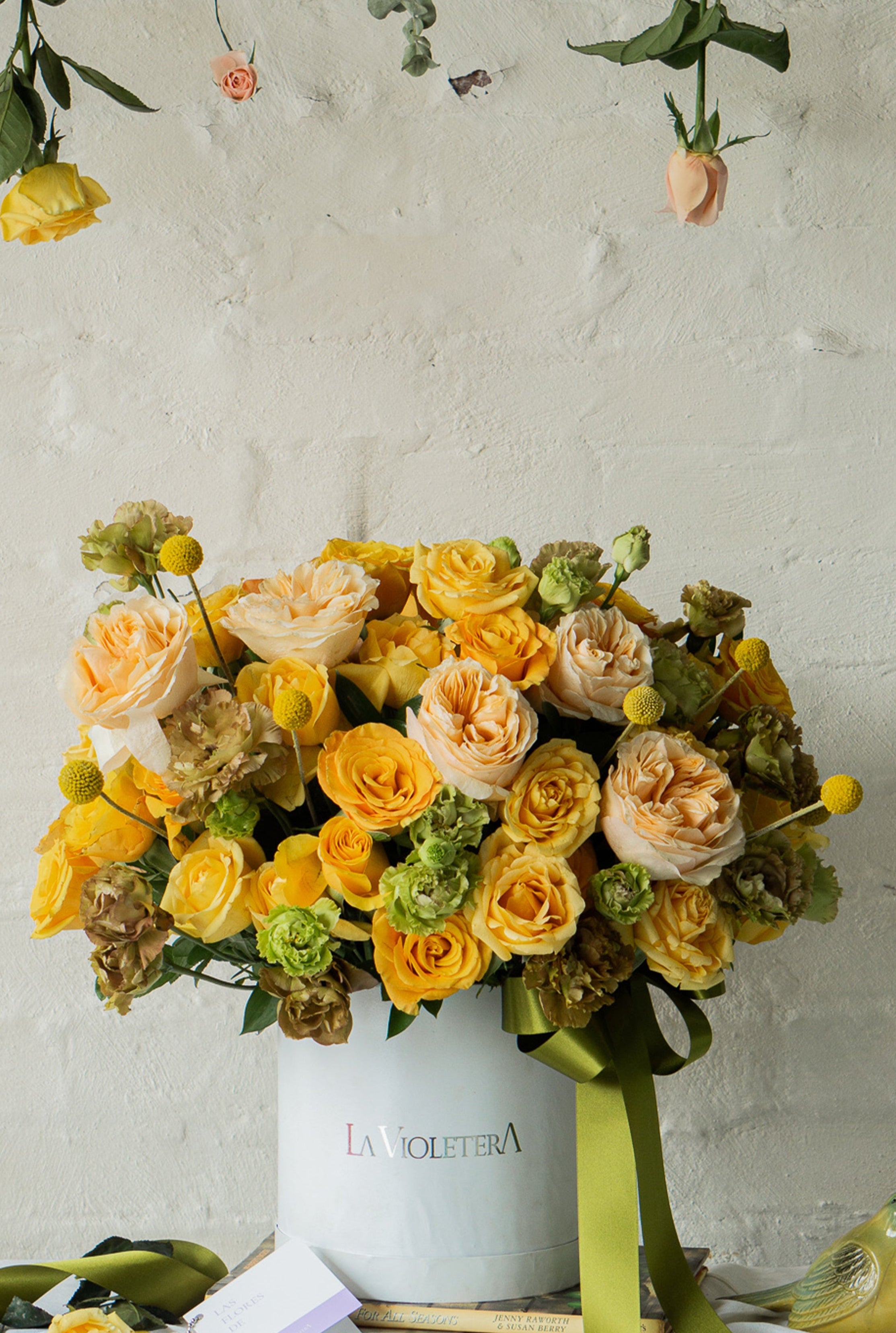 Lily, rosas inglesas , lisianthus y rosas.