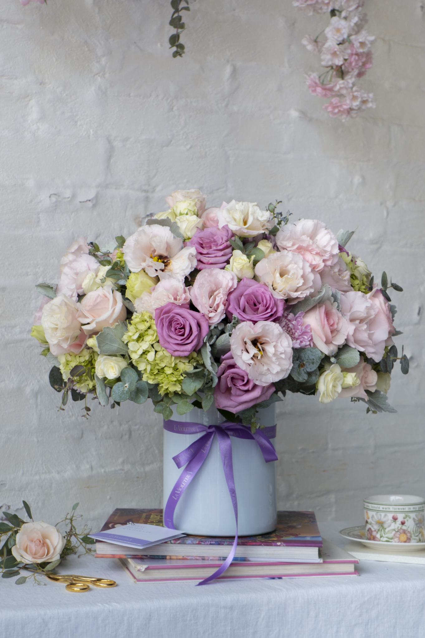 Bridget, arreglo floral con rosas , mini rosas y hortensias