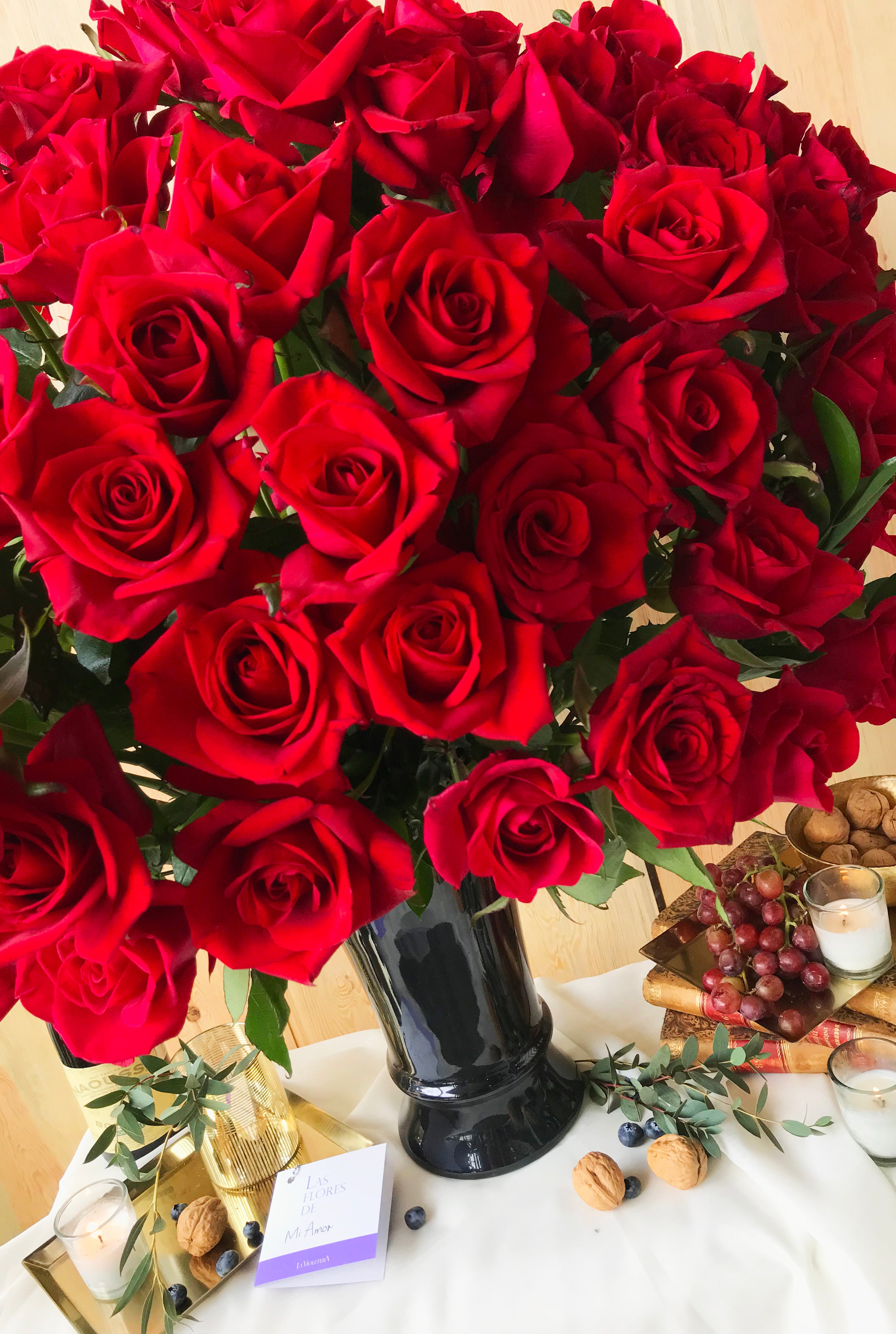 Constanza, 100 rosas rojas de en arreglo floral