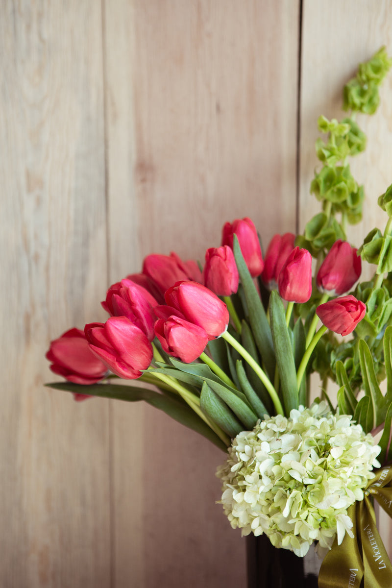Leah, tulipanes en arreglo floral