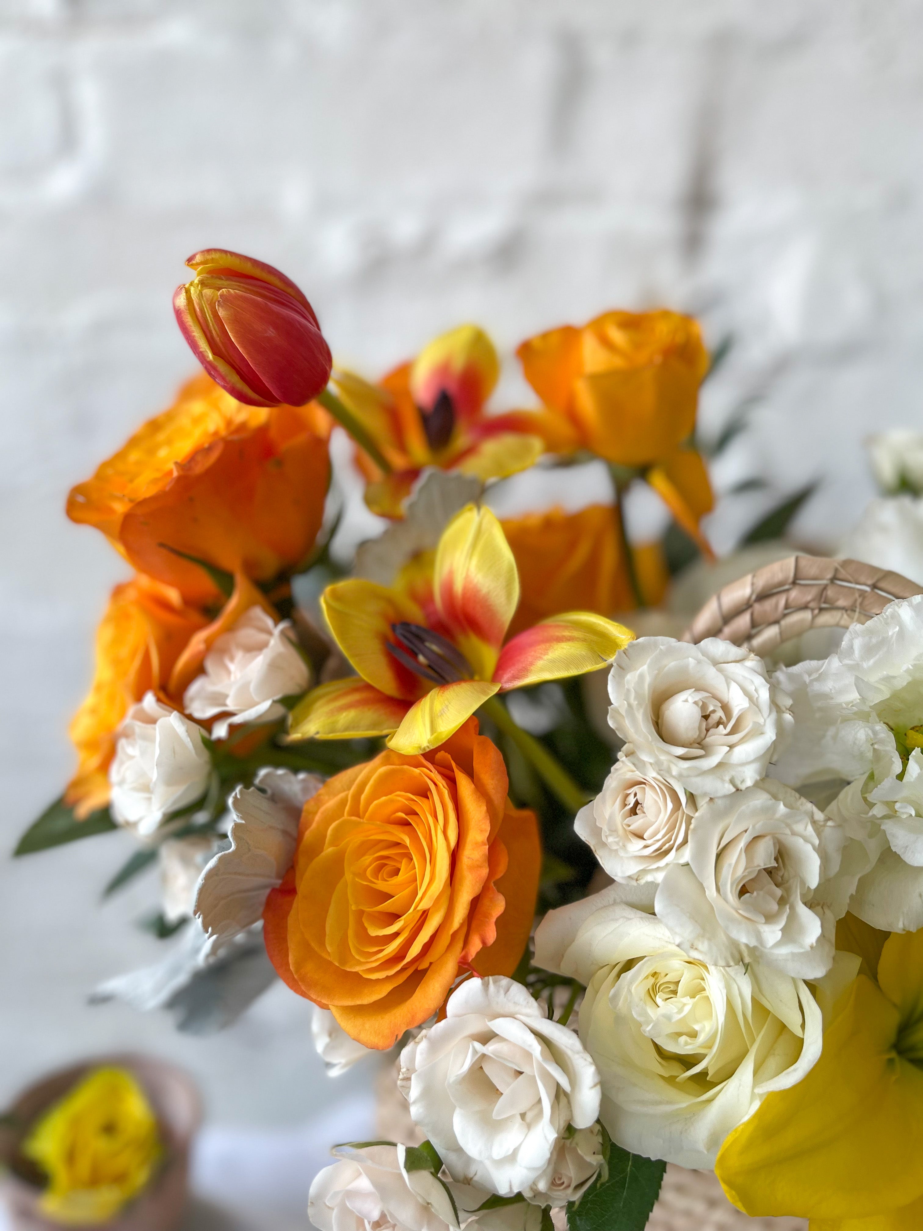 Alba, exquisito diseño floral en tonos cálidos.