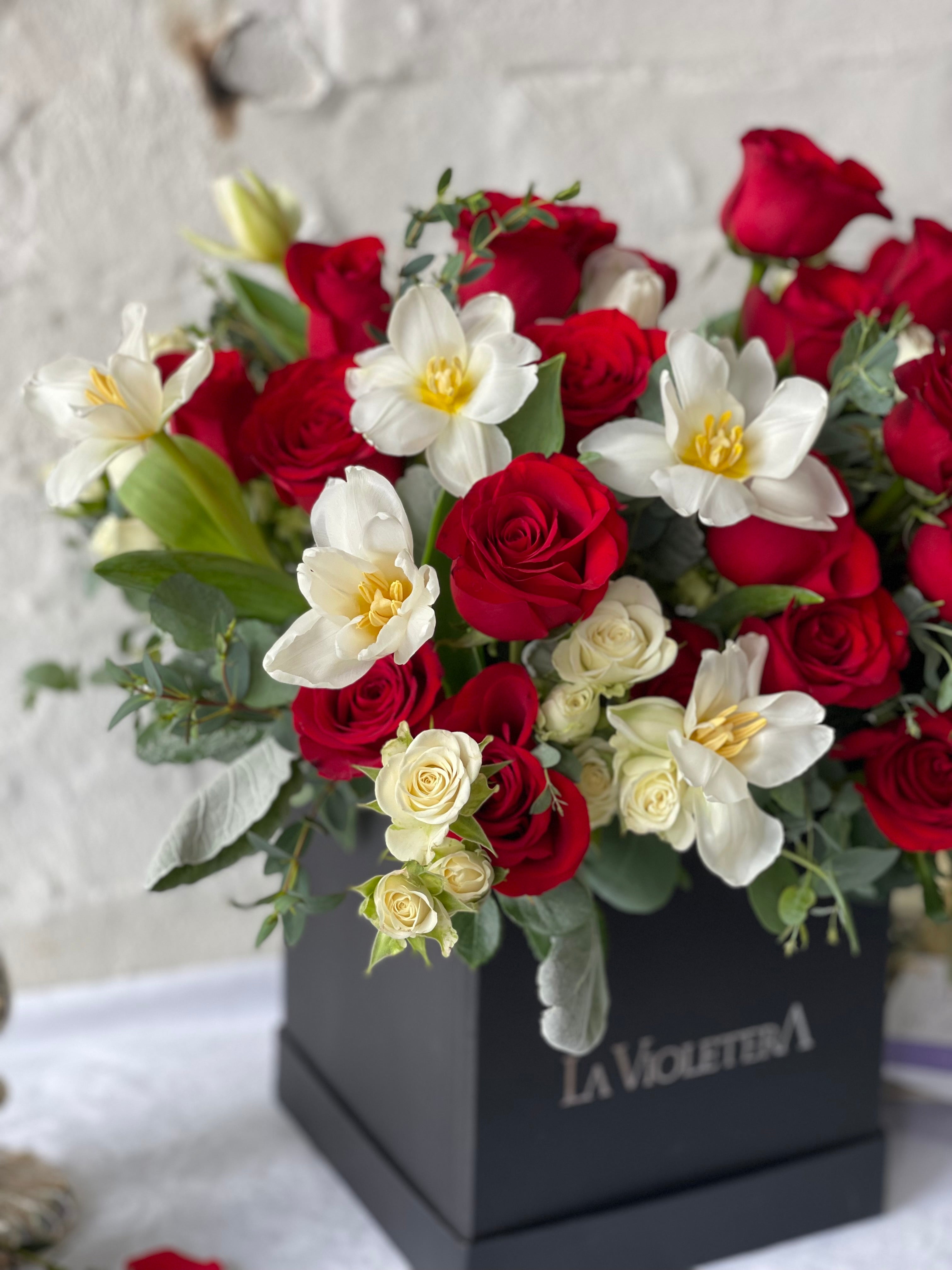 Alana, caja con tulipanes rojos y rosas
