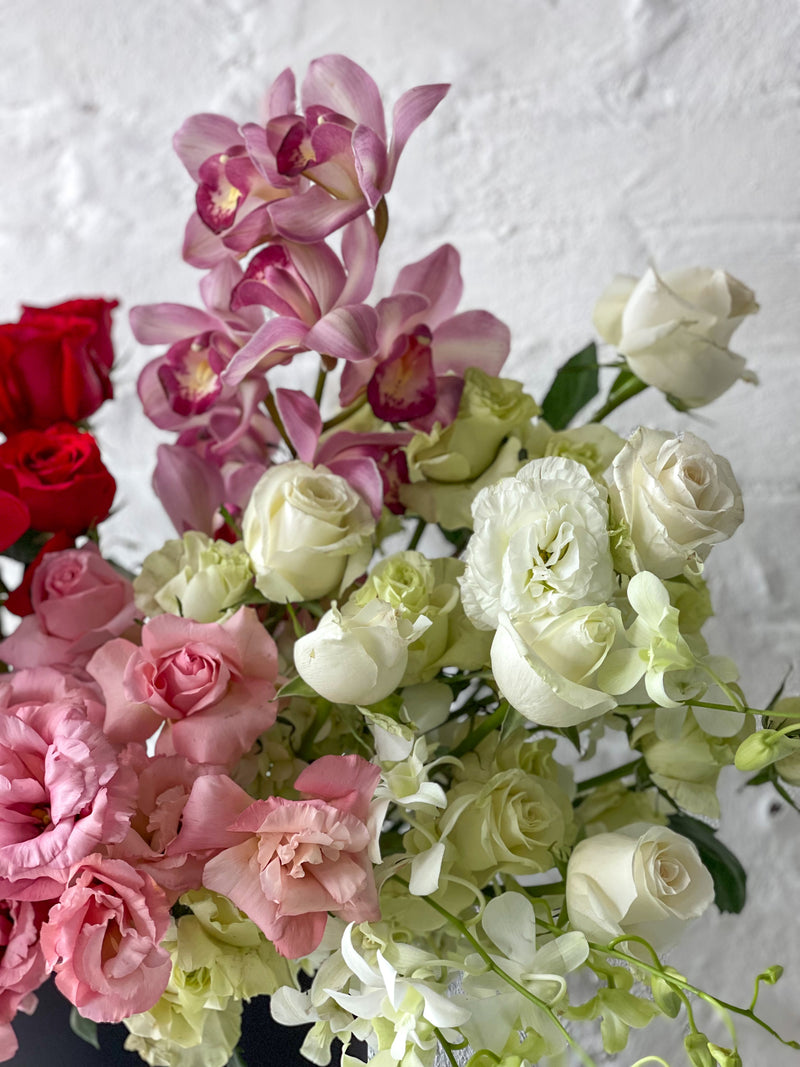 Sabina, espectacular arreglo en orquídeas, tulipanes, rosa inglesa .