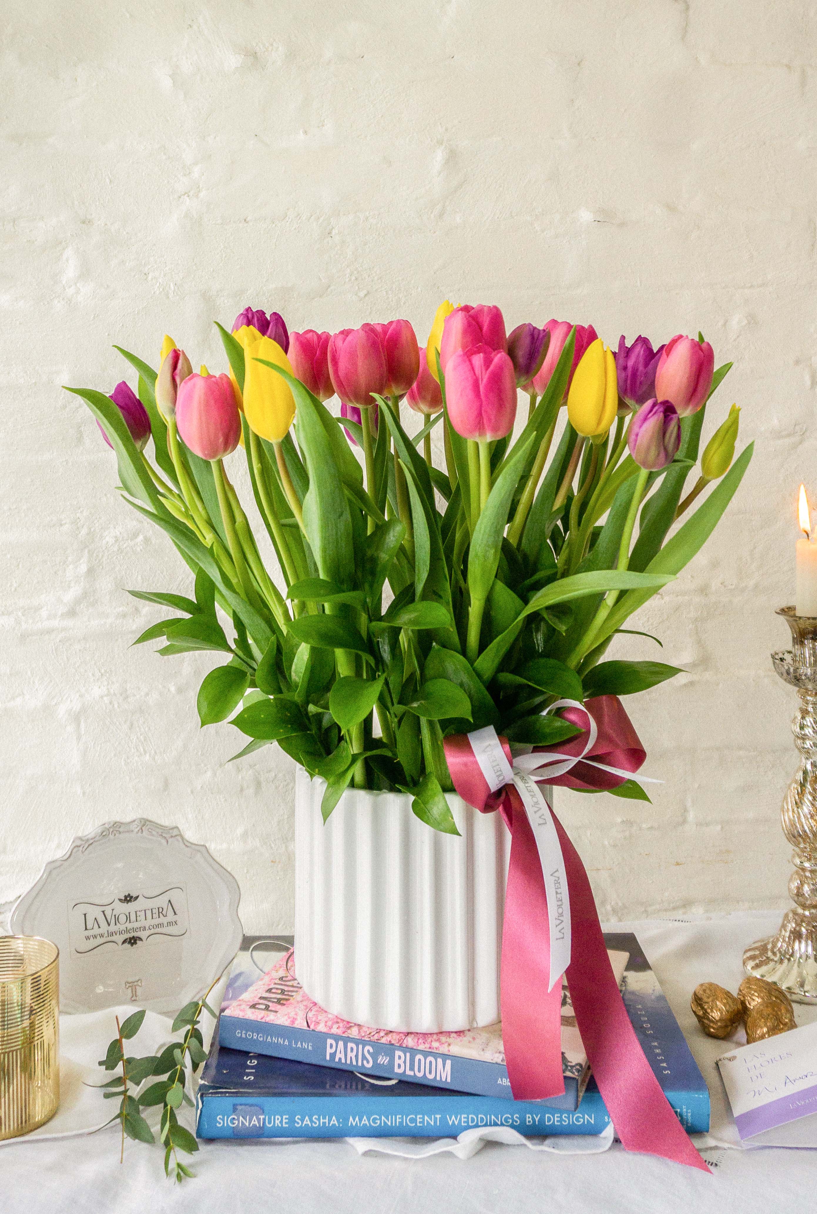 Violeta, alegre arreglo floral con 30 tulipanes