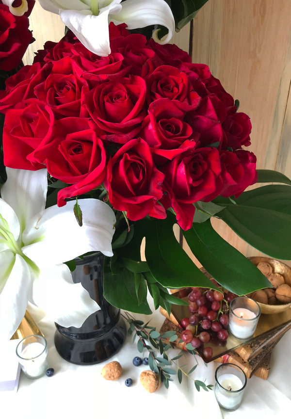 Frida, ramo de rosas rojas con casablanca.