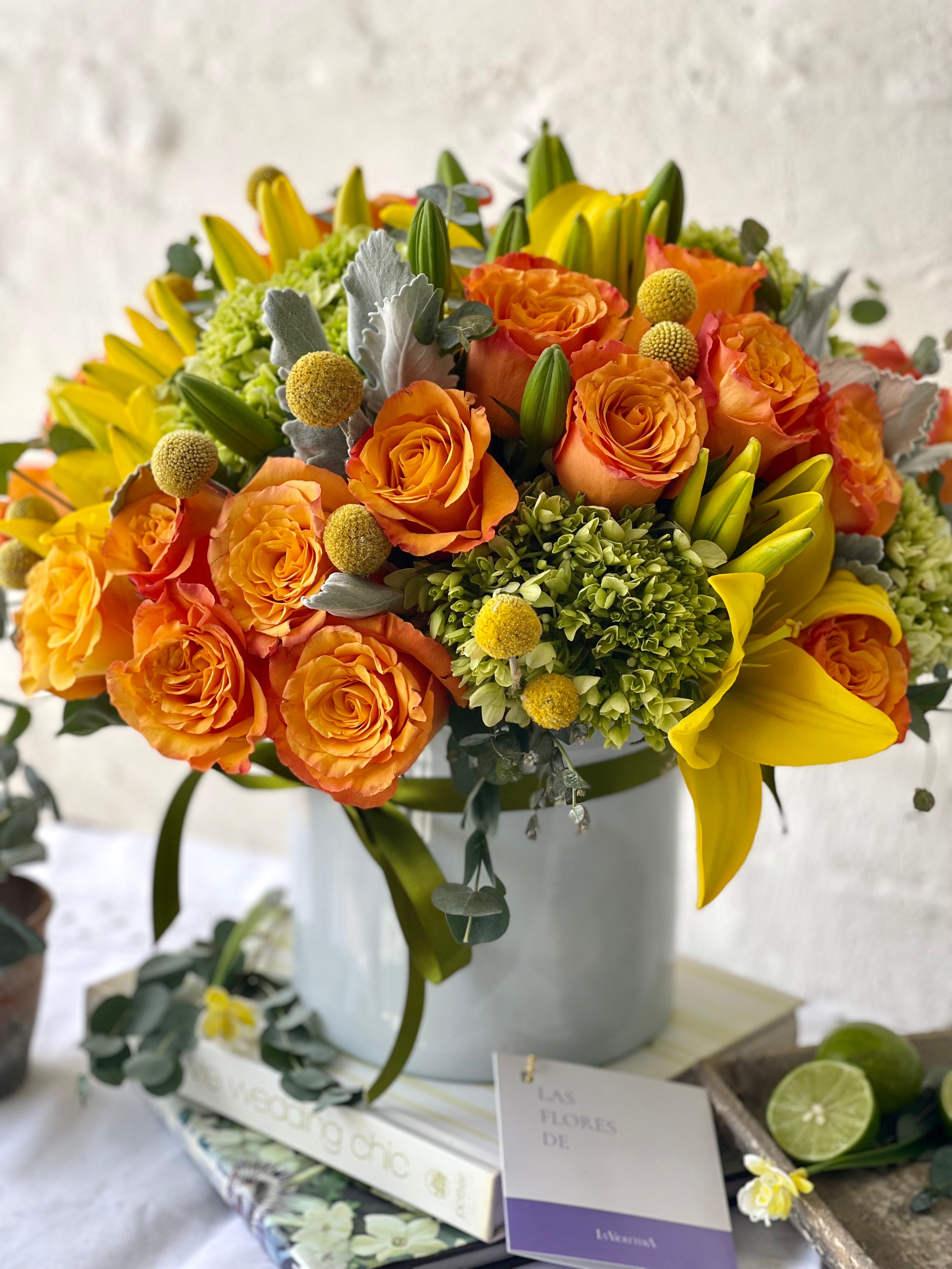 Evelyn, rosas en color y lilys amarillas