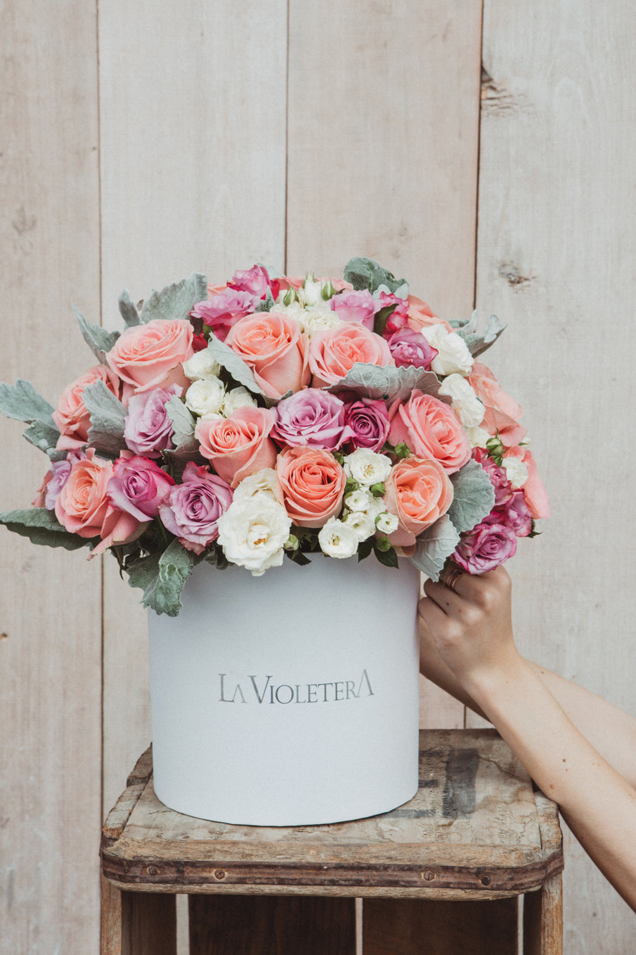 Marian, caja con rosas en diferentes tonos .