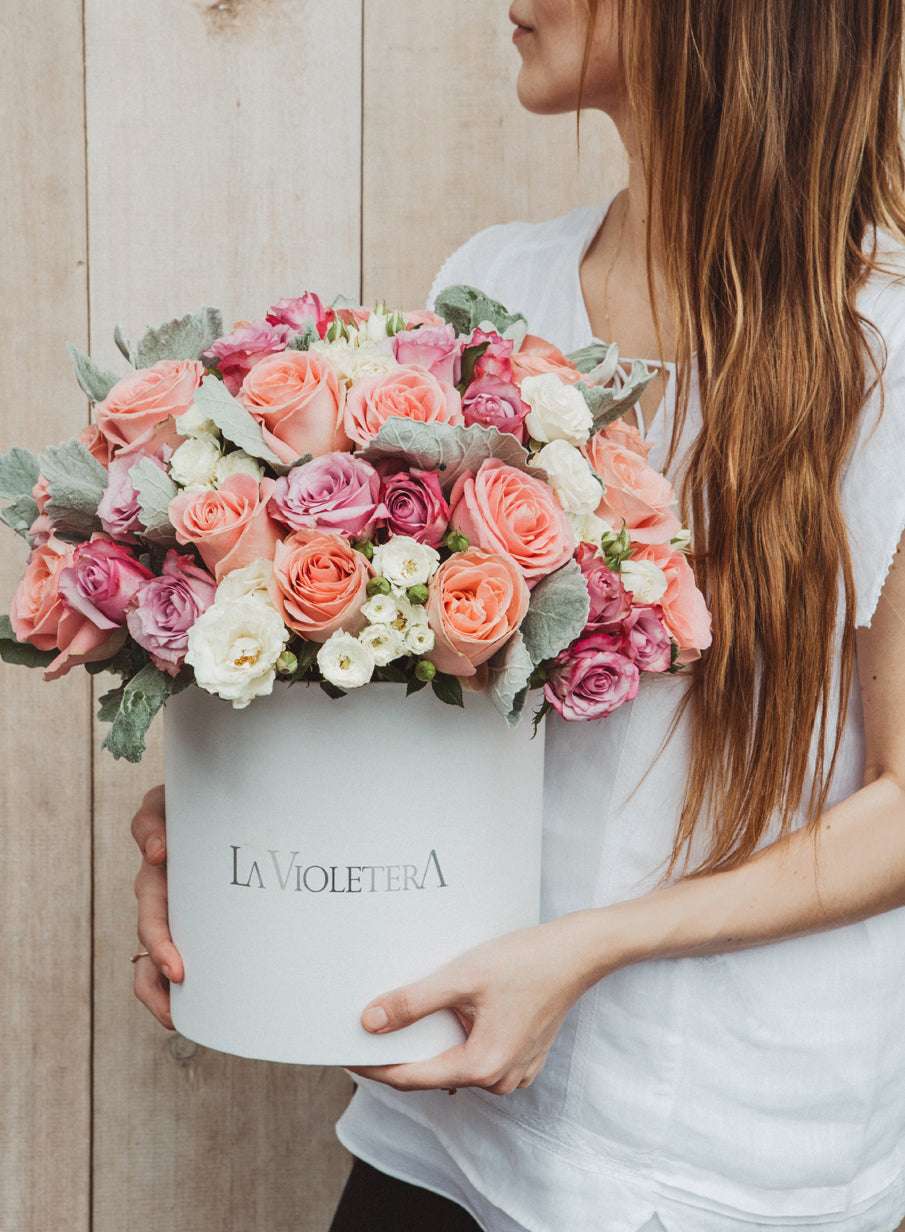 Marian, caja con rosas en diferentes tonos .