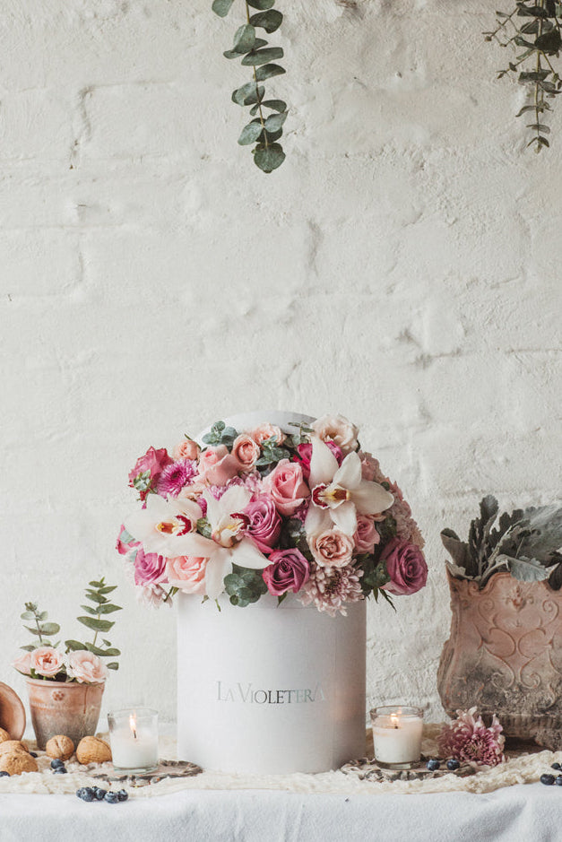 Catalina, caja con orquídeas, rosas y finas flores.