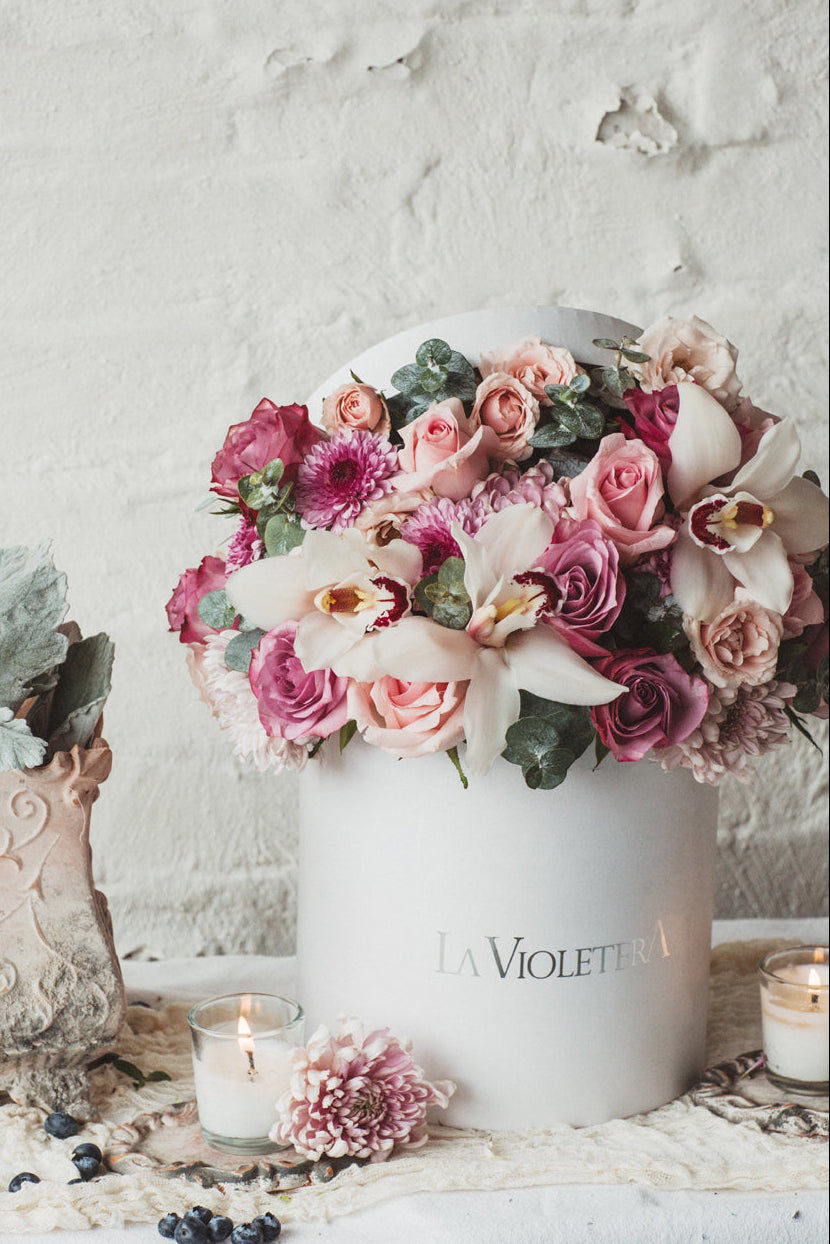 Catalina, caja con orquídeas, rosas y finas flores.