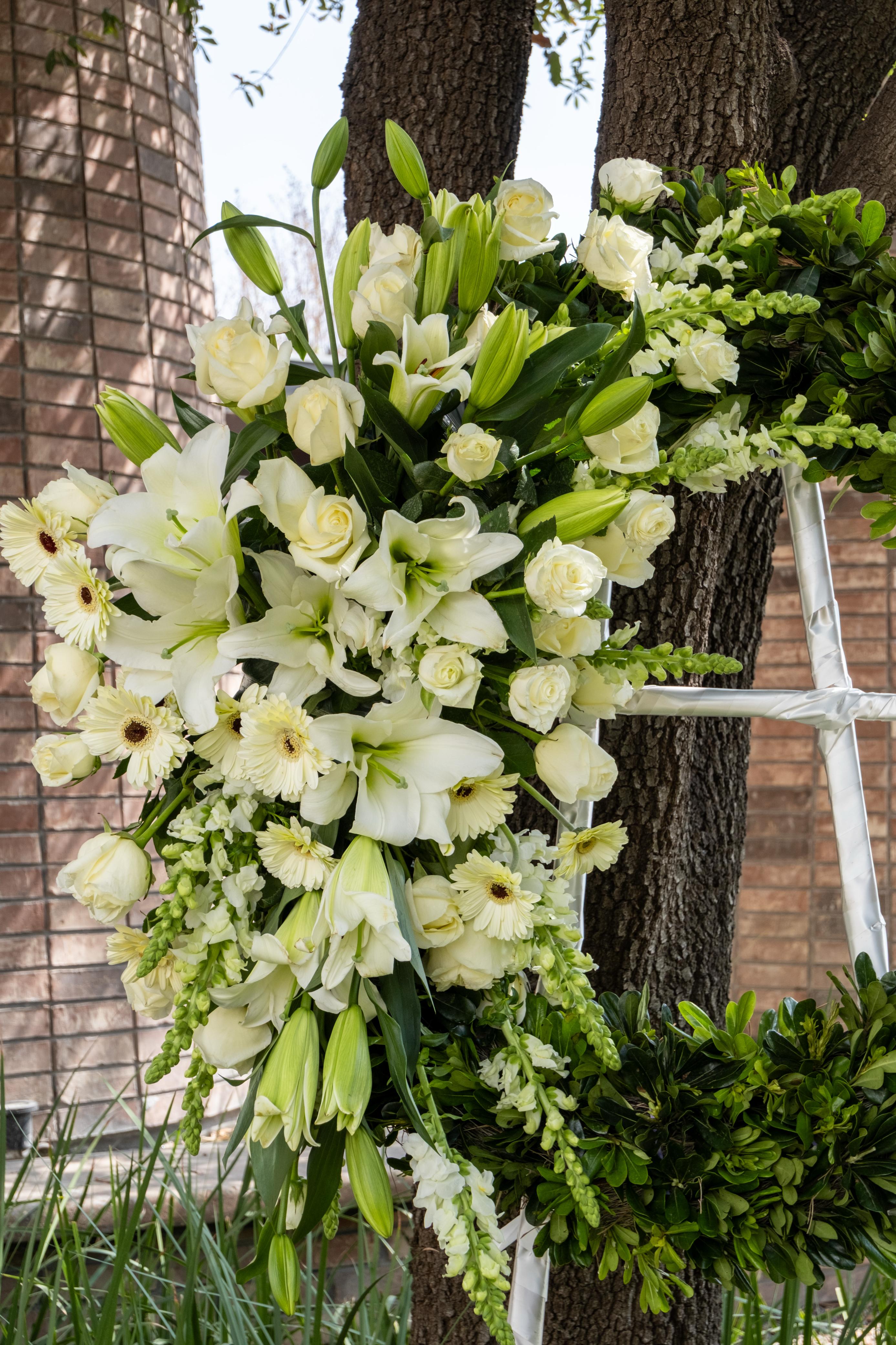 cruz con rosas 