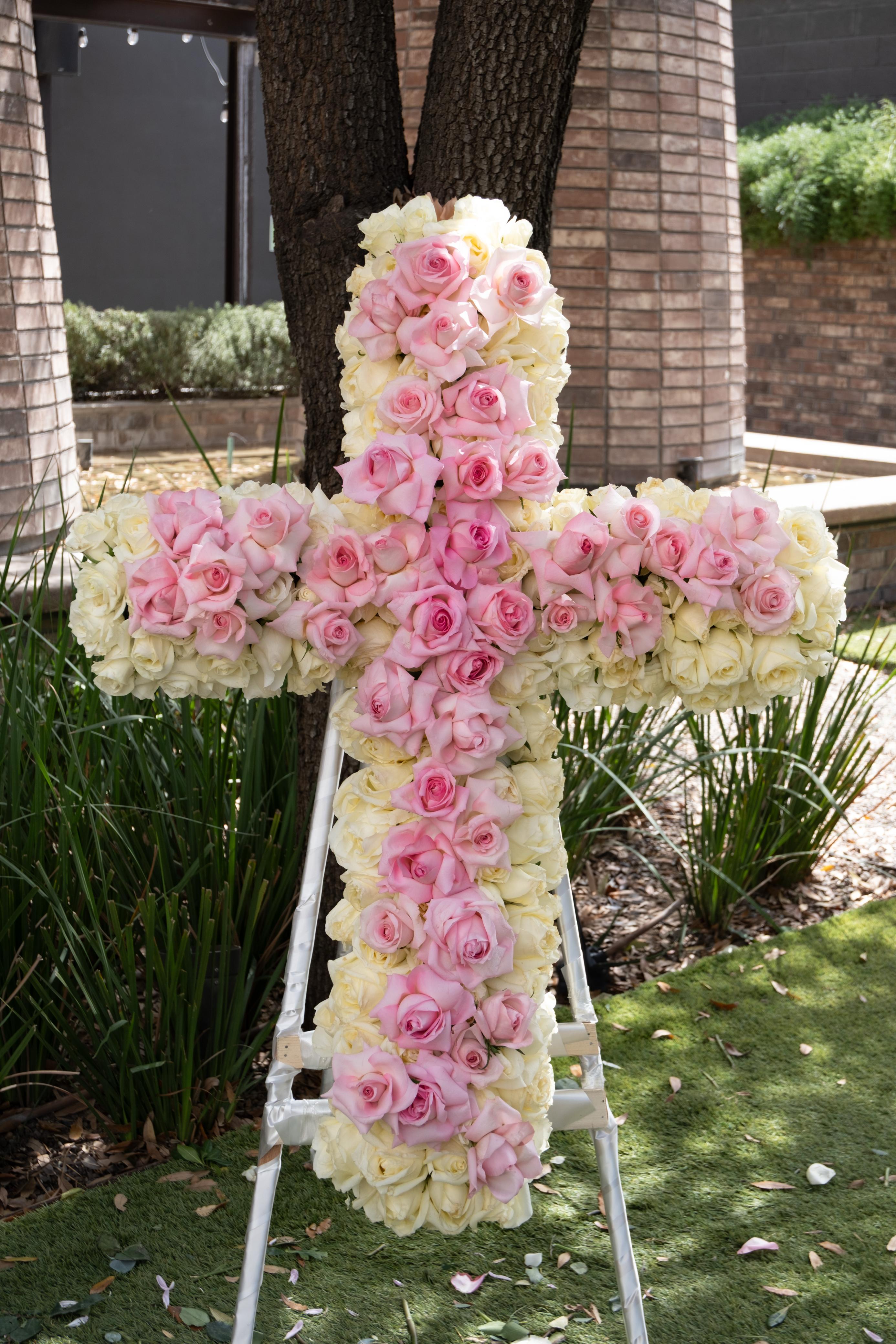 Pureza, cruz para condolencia en tono rosado.