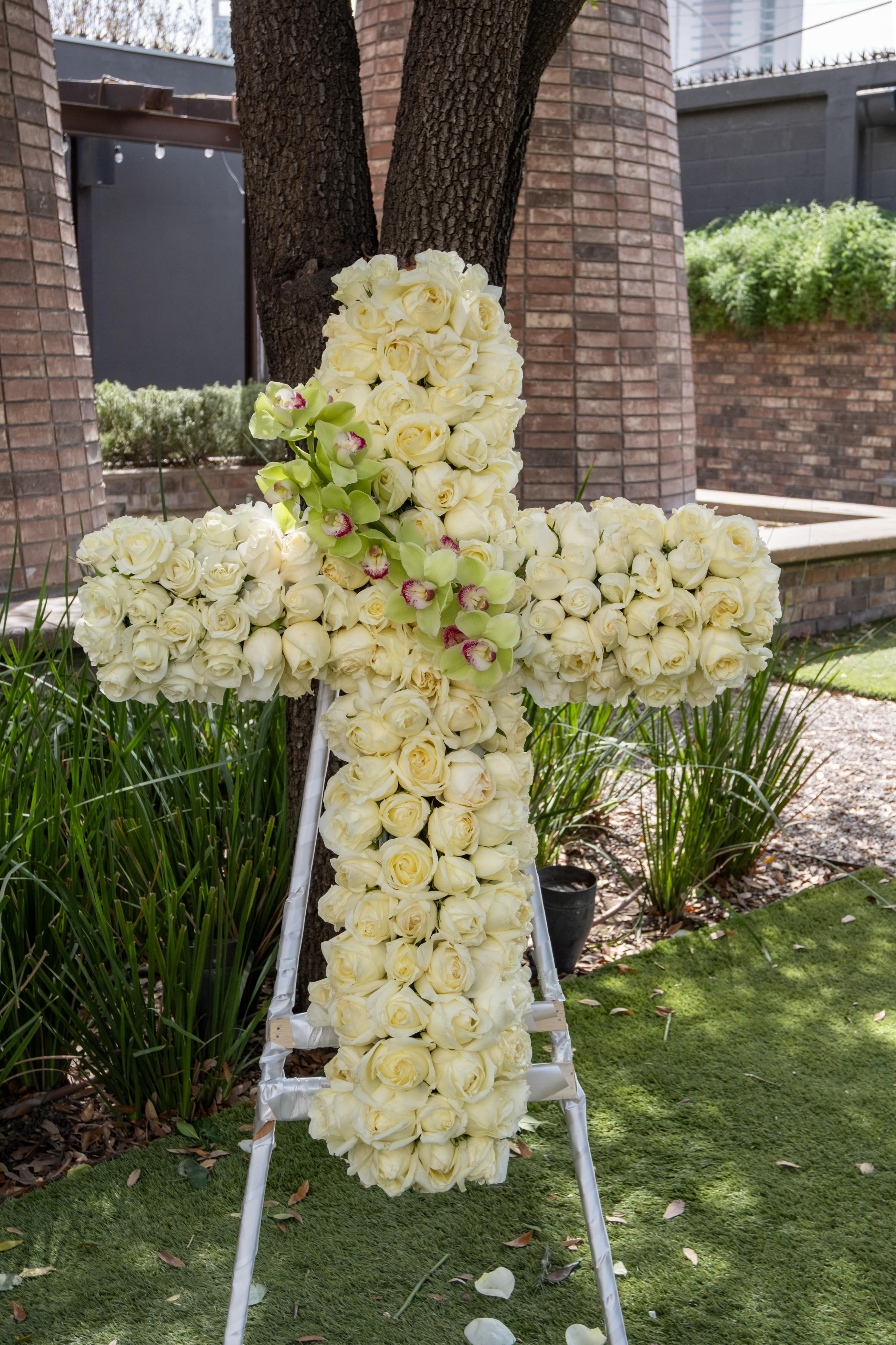Recuerdo, cruz con rosas y orquídea.