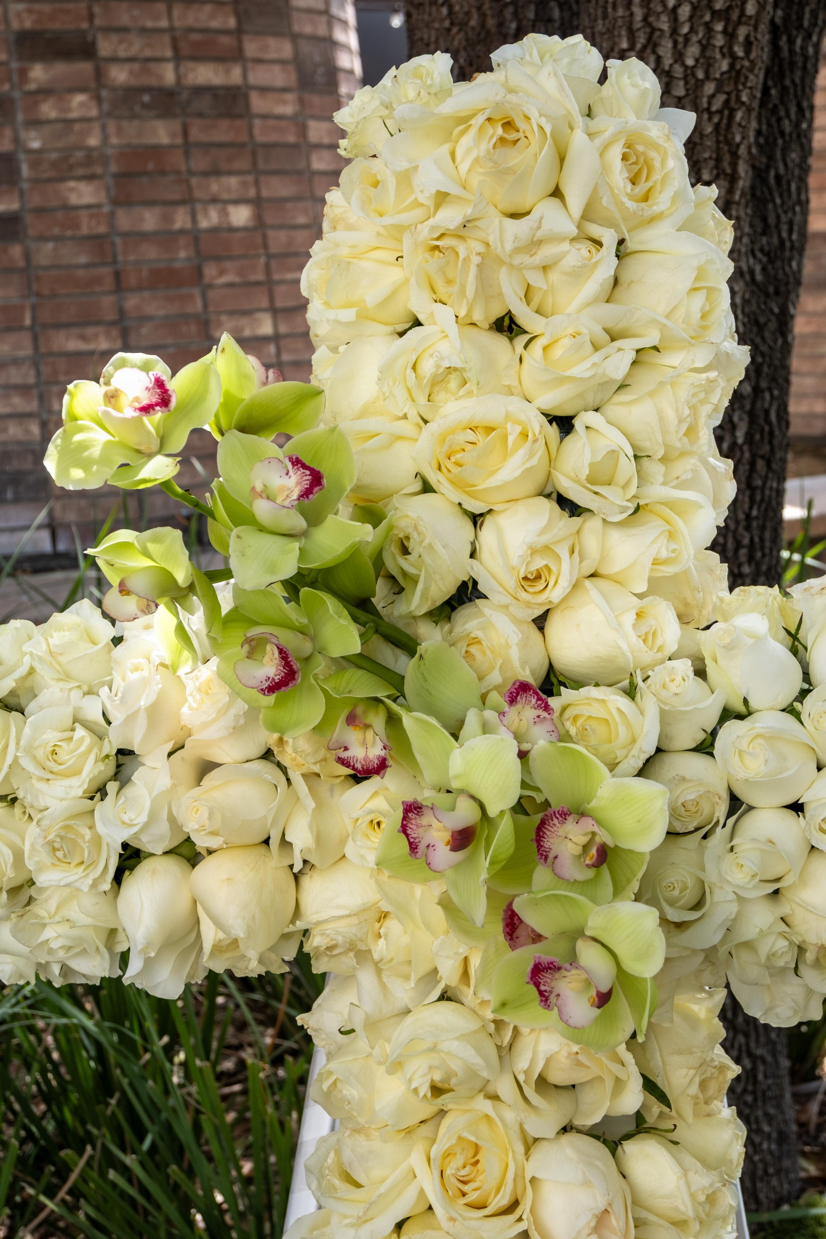 Recuerdo, cruz con rosas y orquídea.