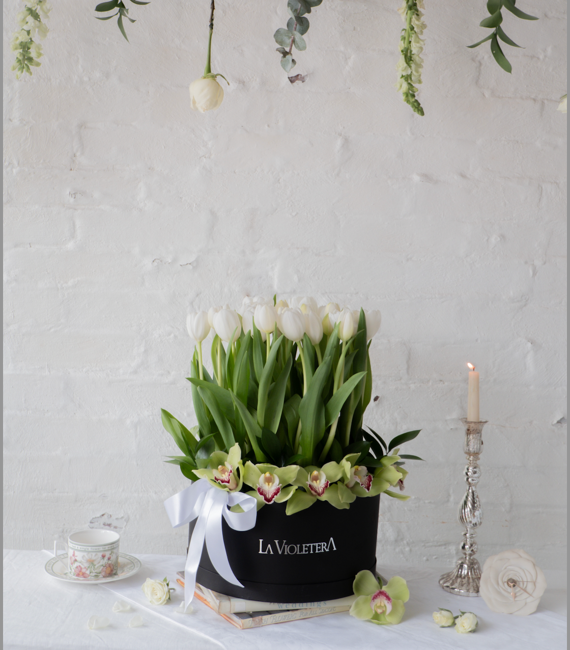 Cielo, tulipanes blancos con orquidea